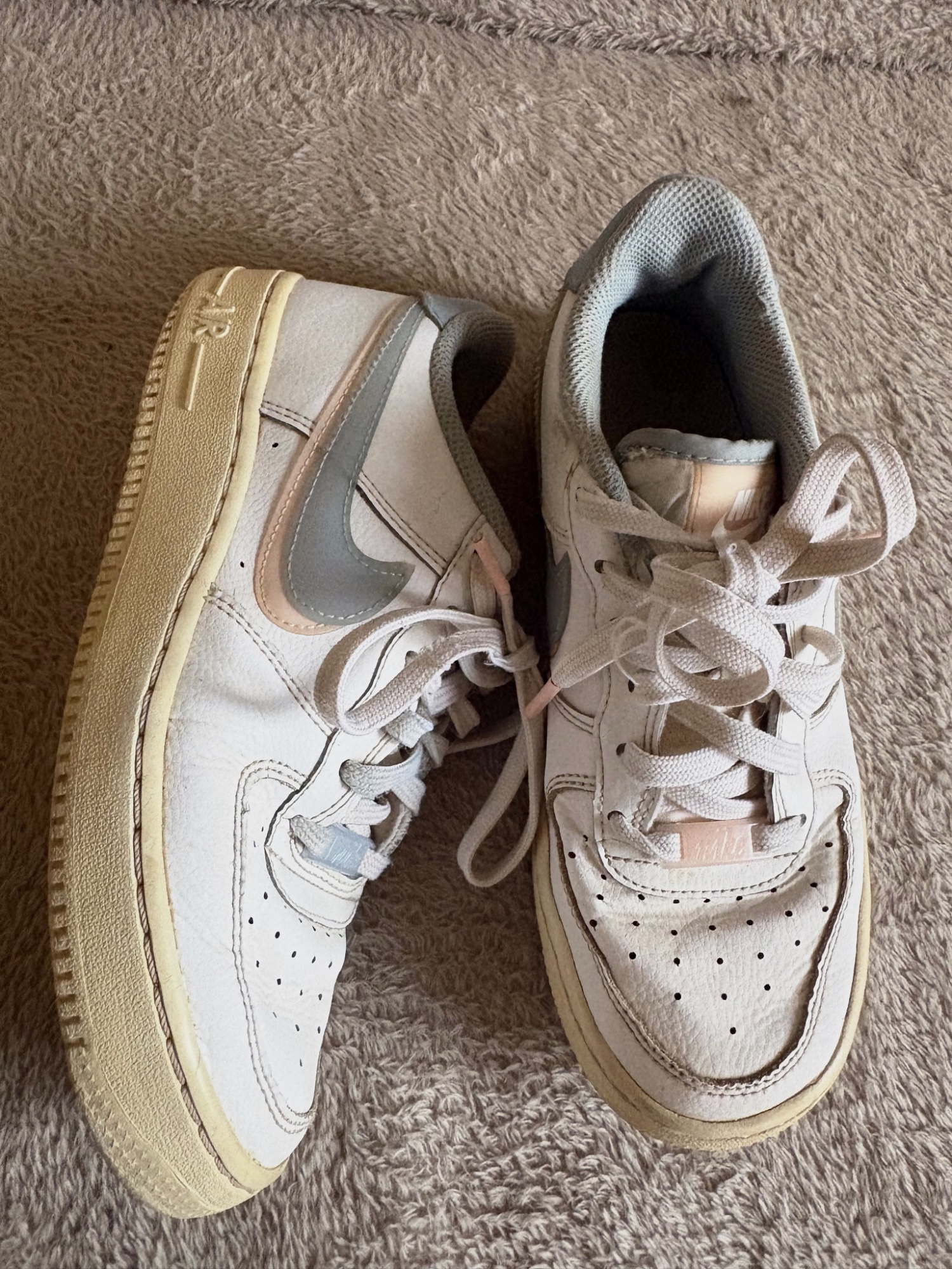 Nike air femme taille 36,5 blanche rose et bleu