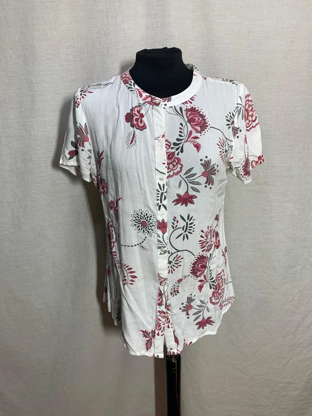 Blusa blanca con estampado floral burdeos | White floral short sleeve blouse | Amichi