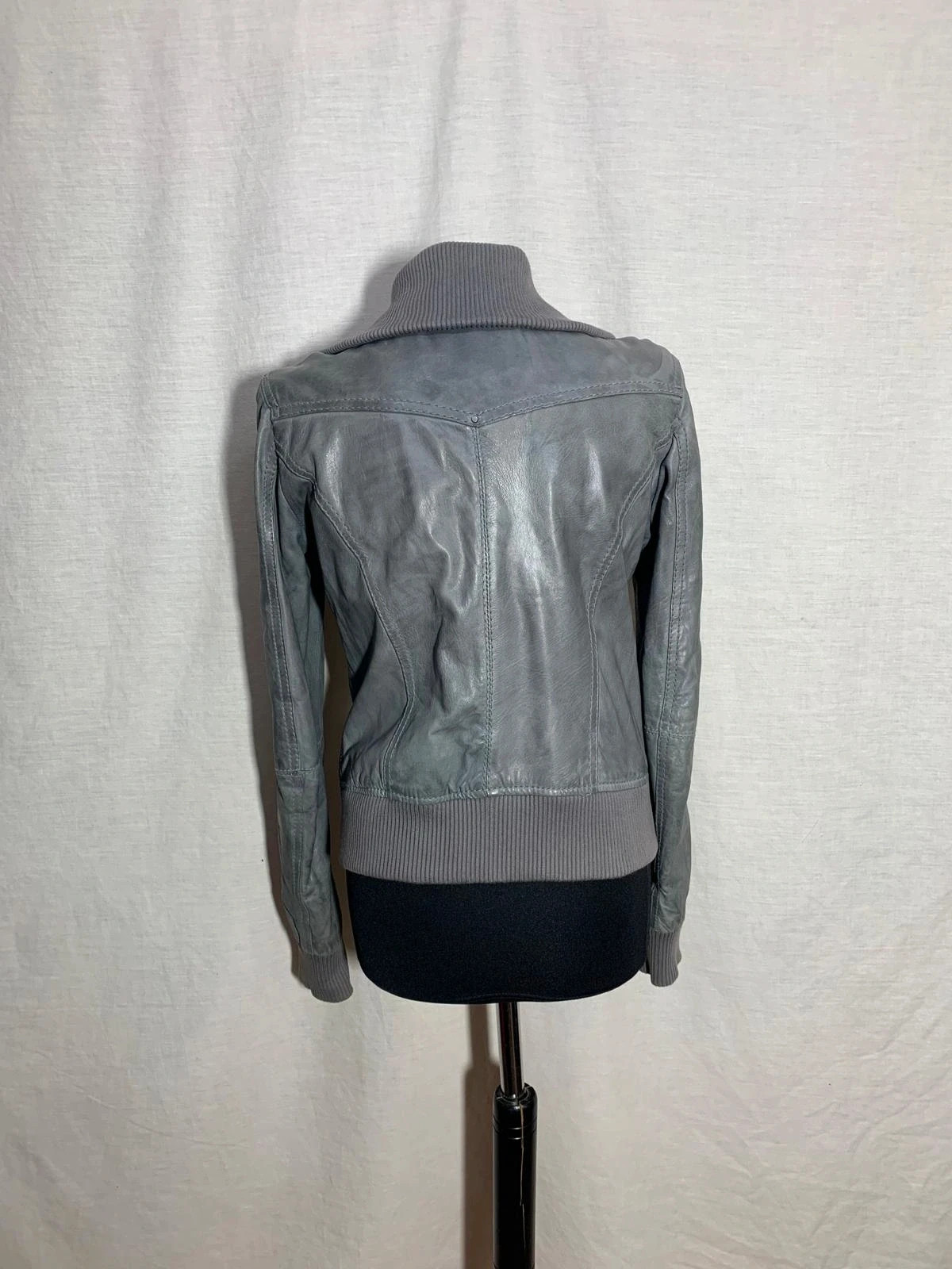 Chaqueta biker Y2K de cuero gris con cuello alto | Y2K grey leather bomber jacket | Bershka – Bershka – taille L / 40 / 12 2