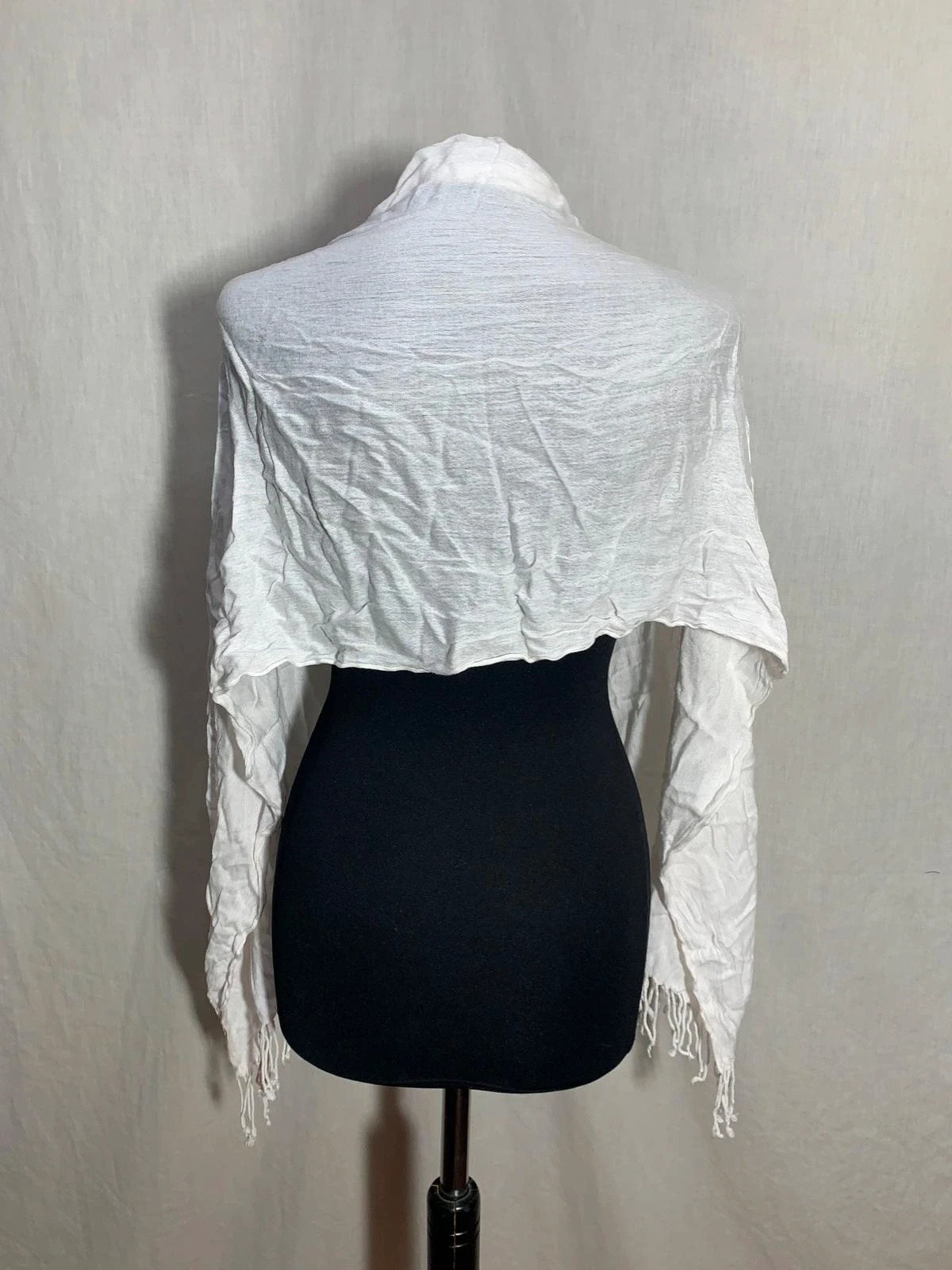 Pashmina / Chal fino blanco con flecos | White pashmina shawl – Accessorize 2