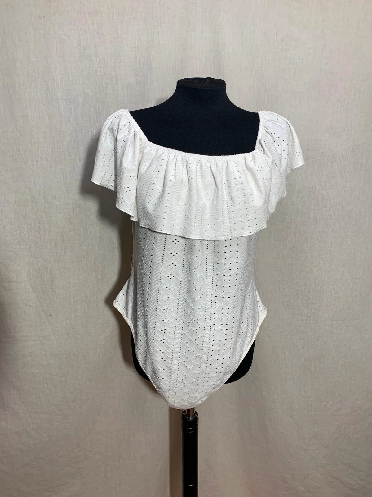Body blanco con bordado suizo y volante | Off-shoulder broderie bodysuit – taille XL / 42 / 14 2