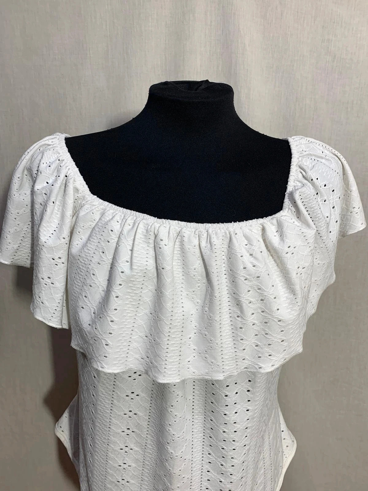 Body blanco con bordado suizo y volante | Off-shoulder broderie bodysuit – taille XL / 42 / 14 3