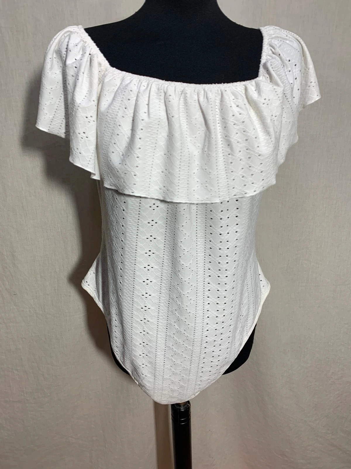 Body blanco con bordado suizo y volante | Off-shoulder broderie bodysuit – taille XL / 42 / 14 5