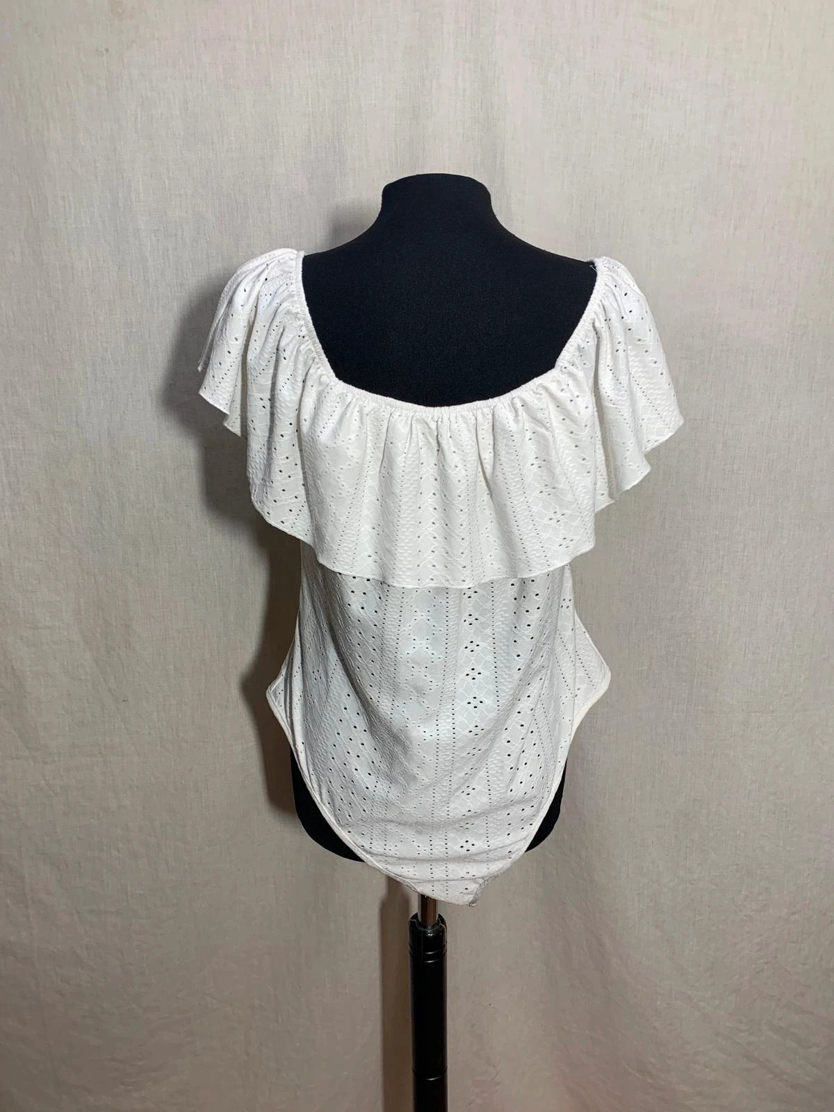 Body blanco con bordado suizo y volante | Off-shoulder broderie bodysuit – taille XL / 42 / 14