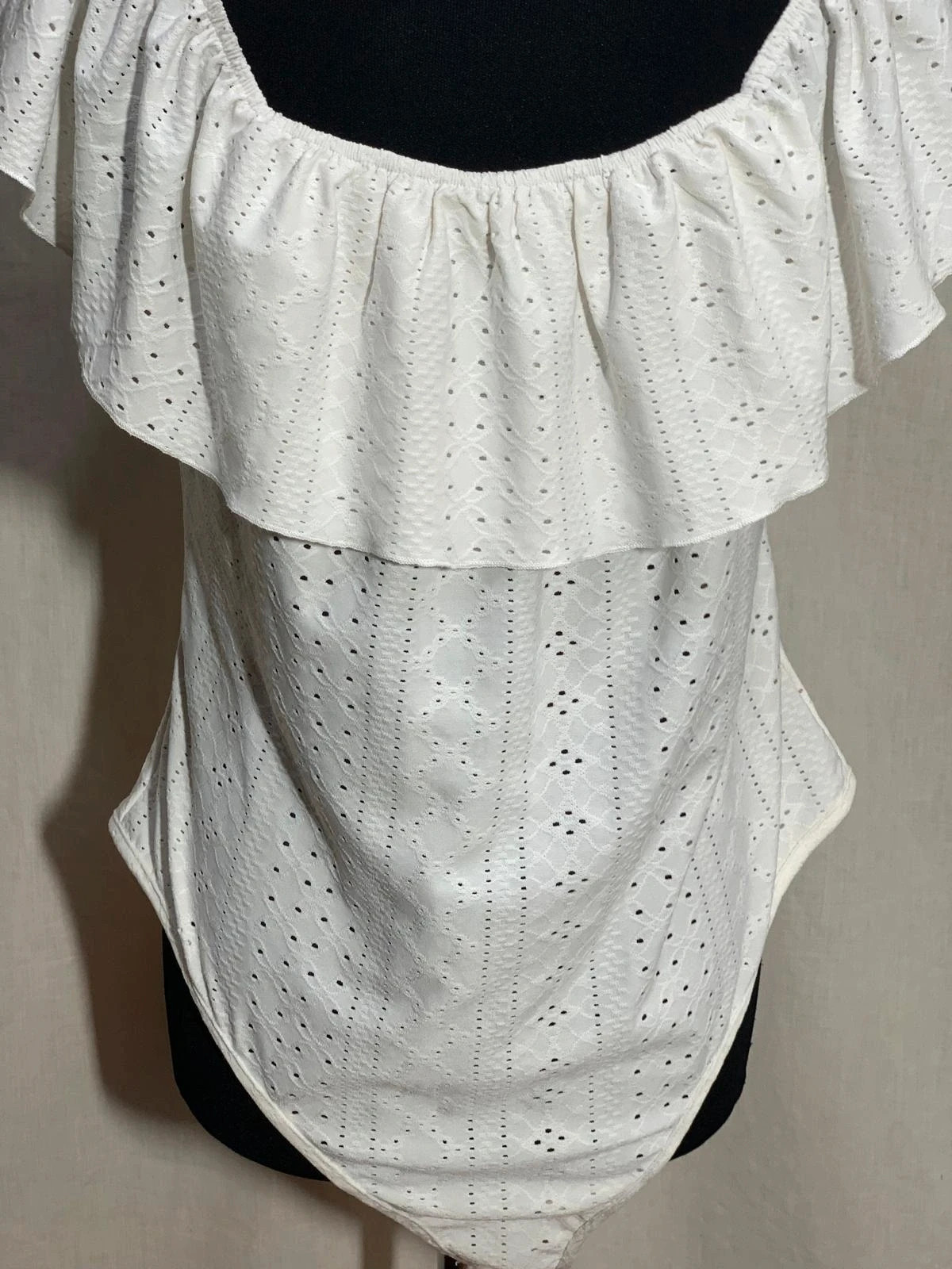 Body blanco con bordado suizo y volante | Off-shoulder broderie bodysuit – taille XL / 42 / 14 4