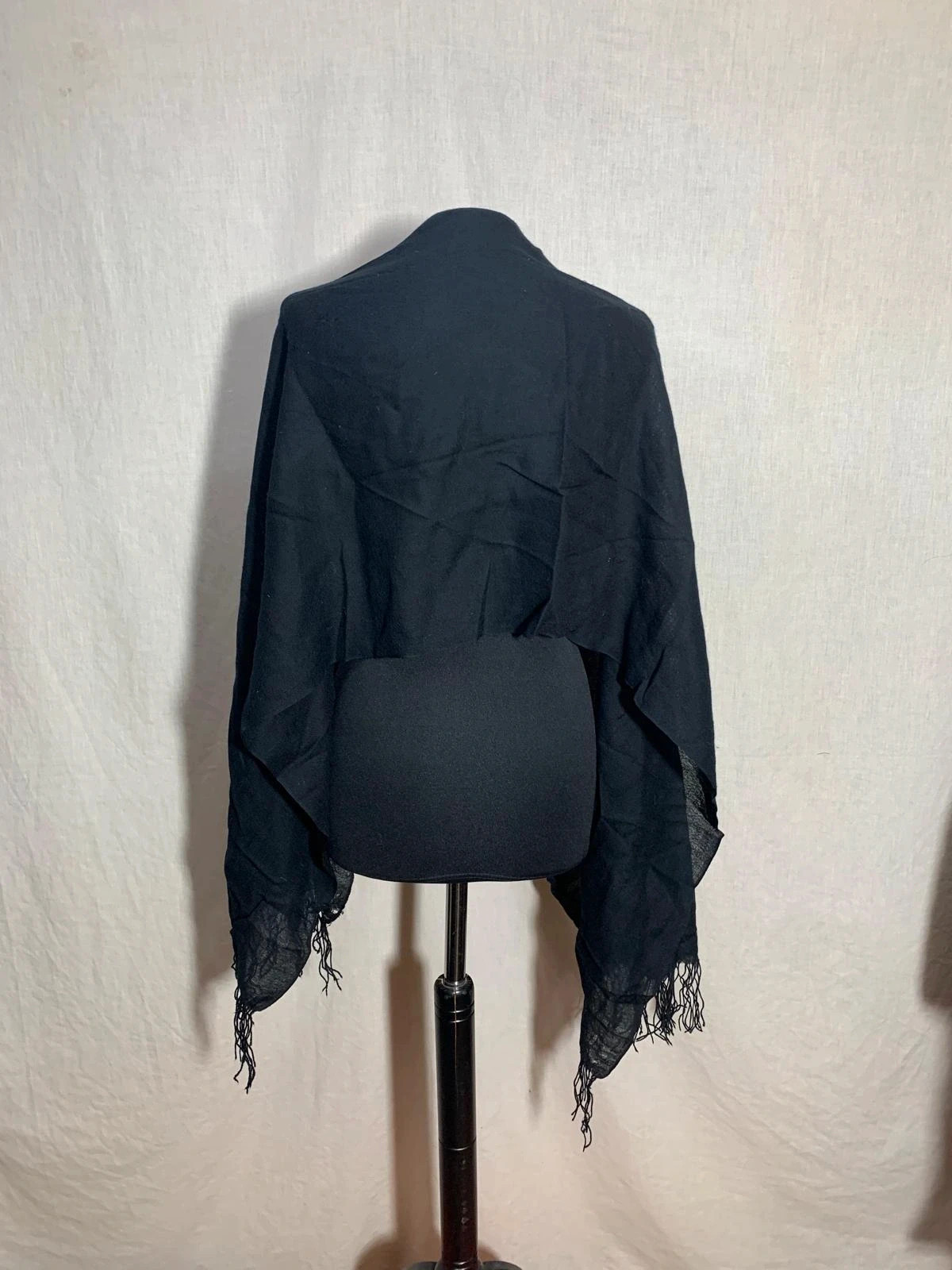 Pashmina / Chal fino negro con flecos | Black pashmina shawl – Accessorize 2