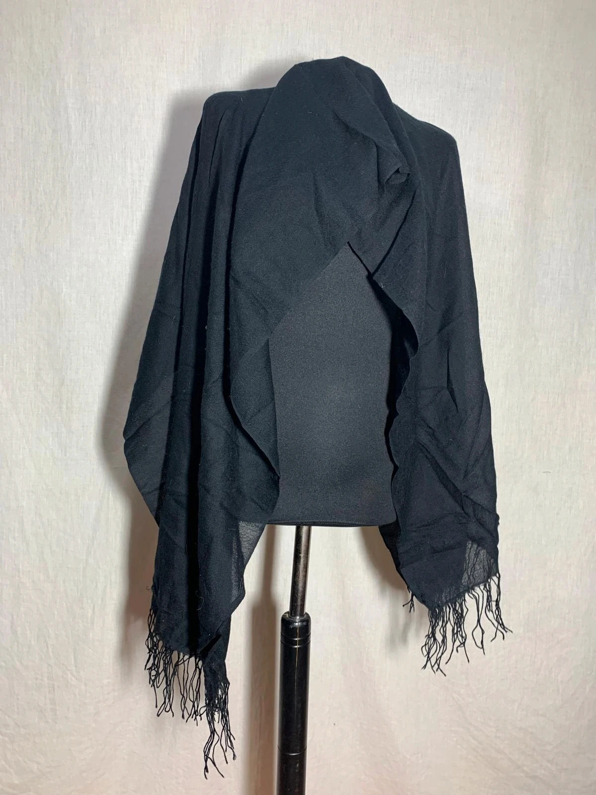 Pashmina / Chal fino negro con flecos | Black pashmina shawl – Accessorize 3