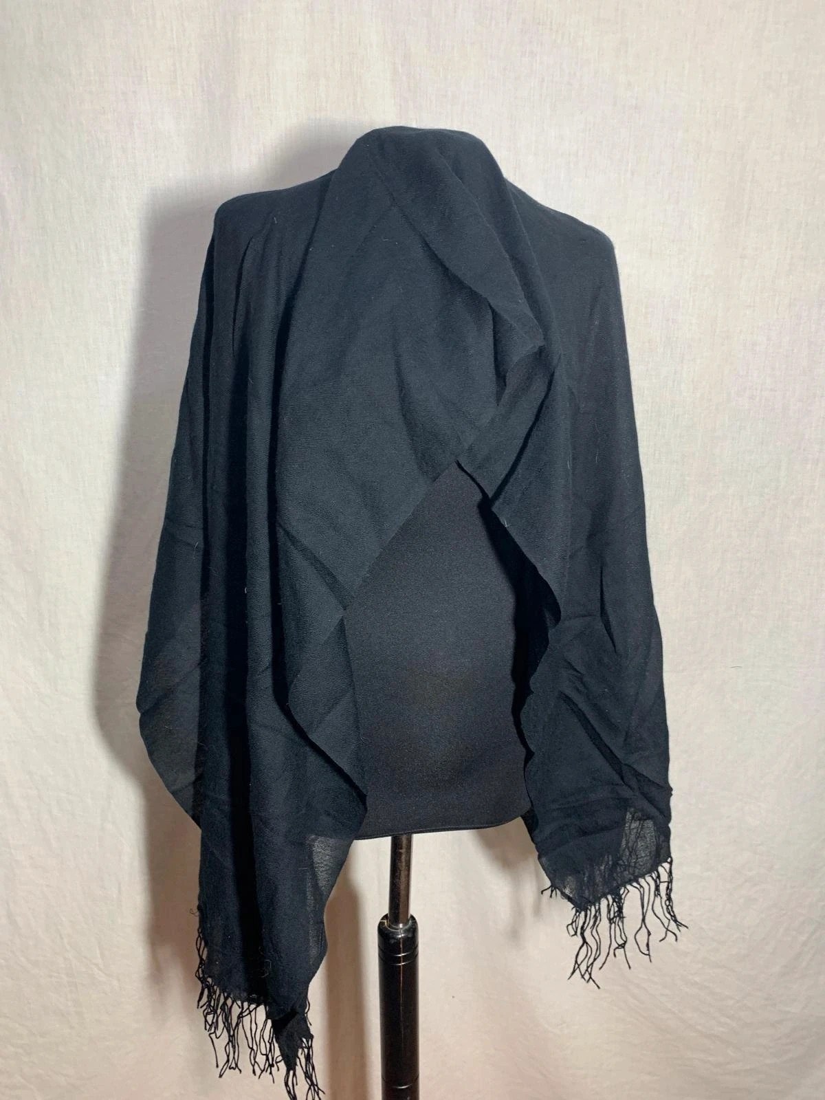 Pashmina / Chal fino negro con flecos | Black pashmina shawl – Accessorize 4