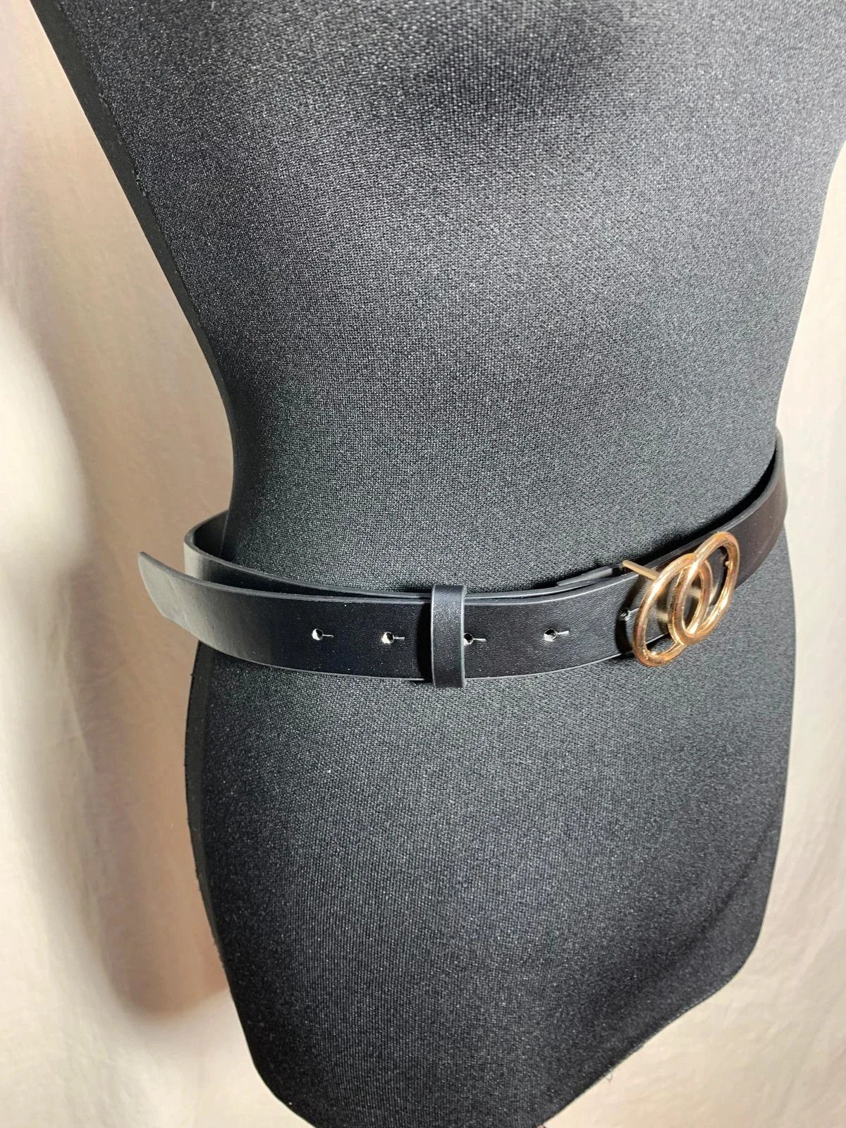Cinturón negro con hebilla doble aro dorada | Black belt with gold double ring buckle – taille Ajustable 3