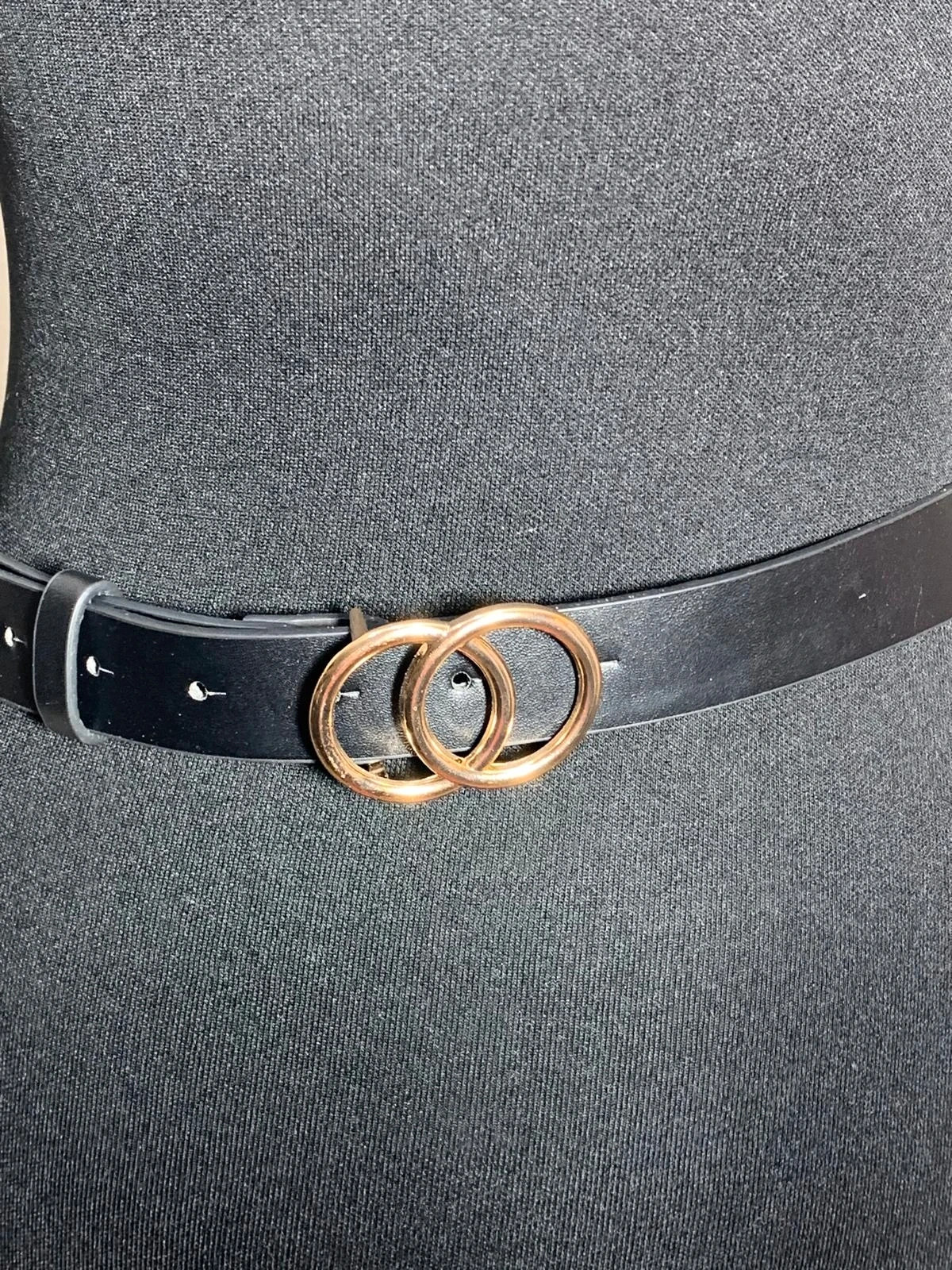 Cinturón negro con hebilla doble aro dorada | Black belt with gold double ring buckle – taille Ajustable 2