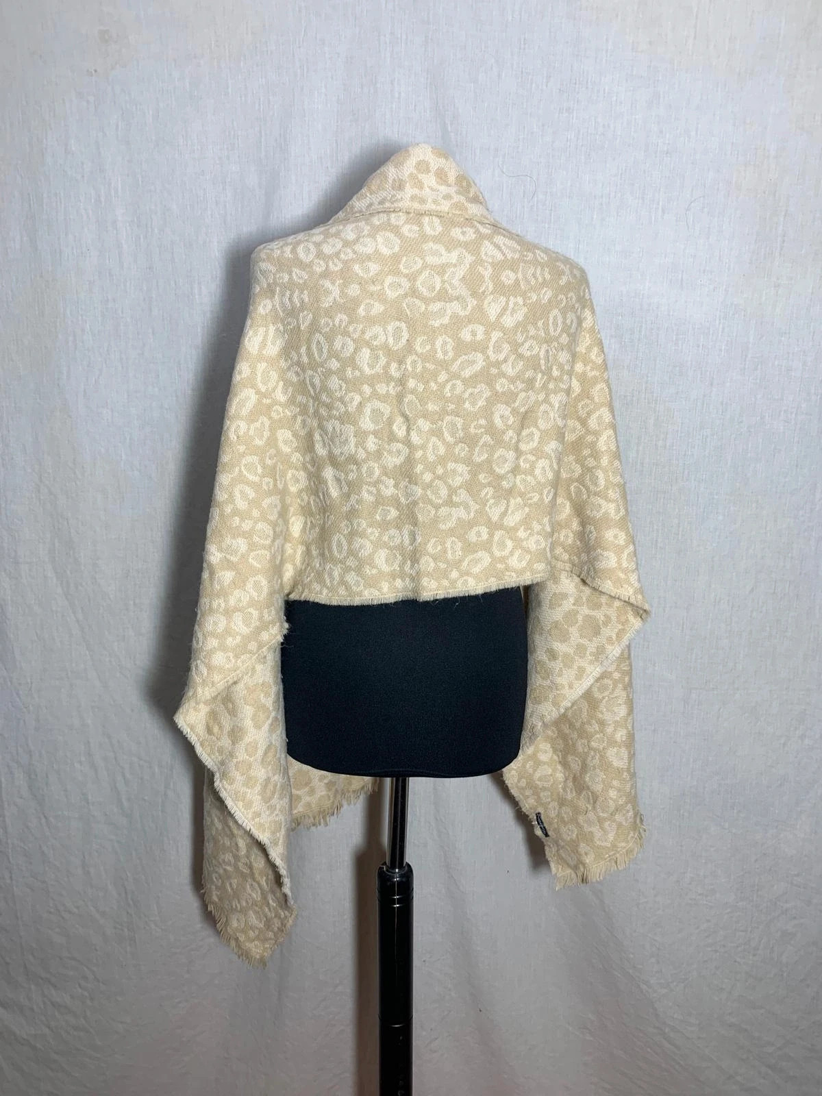 Bufanda / Chal beige estampado leopardo | Beige leopard print oversized scarf | El Corte Inglés – El Corte Inglés 2