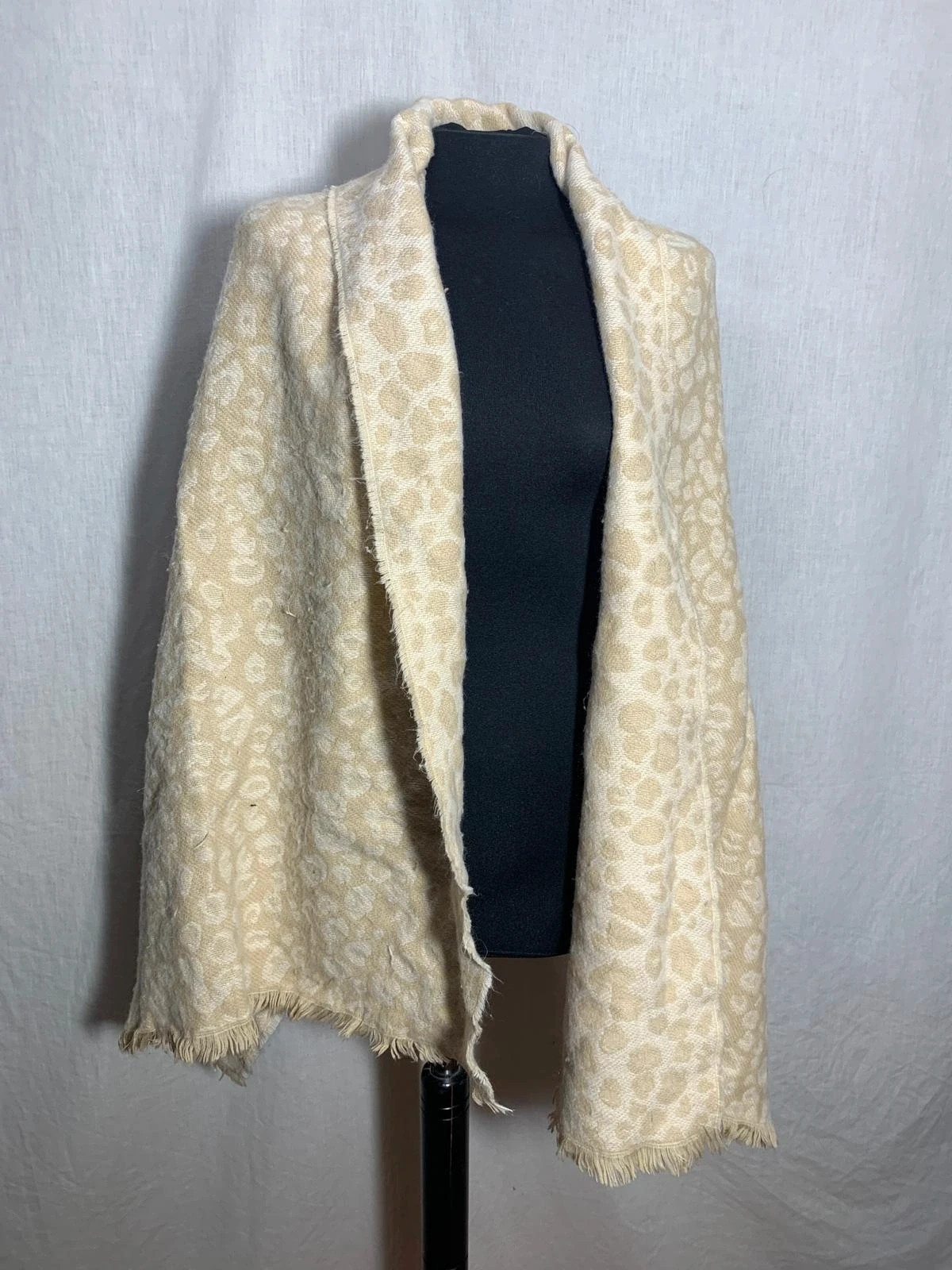 Bufanda / Chal beige estampado leopardo | Beige leopard print oversized scarf | El Corte Inglés – El Corte Inglés 3