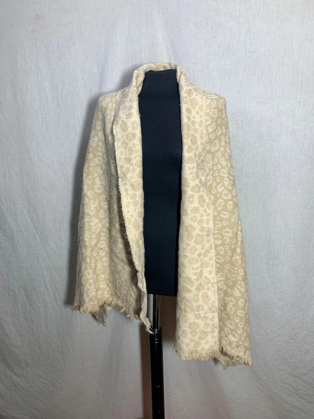 Bufanda / Chal beige estampado leopardo | Beige leopard print oversized scarf | El Corte Inglés – El Corte Inglés 4