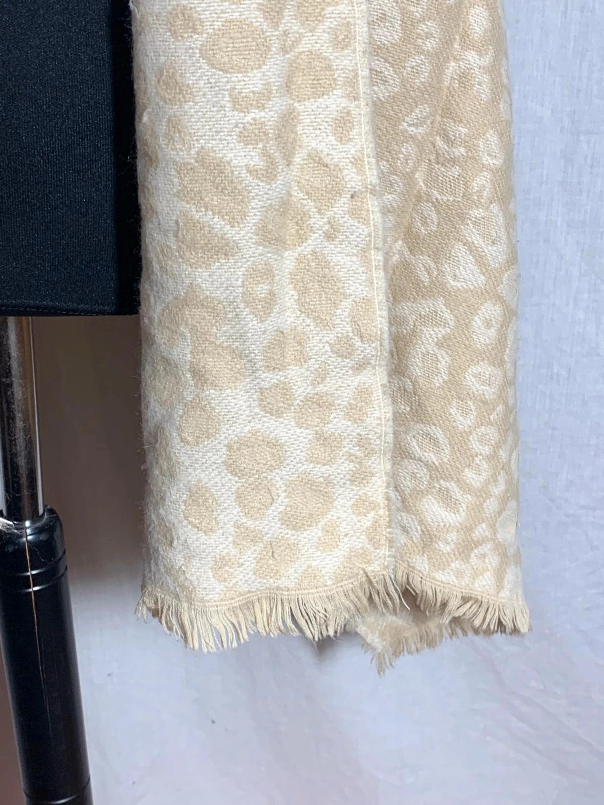 Bufanda / Chal beige estampado leopardo | Beige leopard print oversized scarf | El Corte Inglés – El Corte Inglés 5