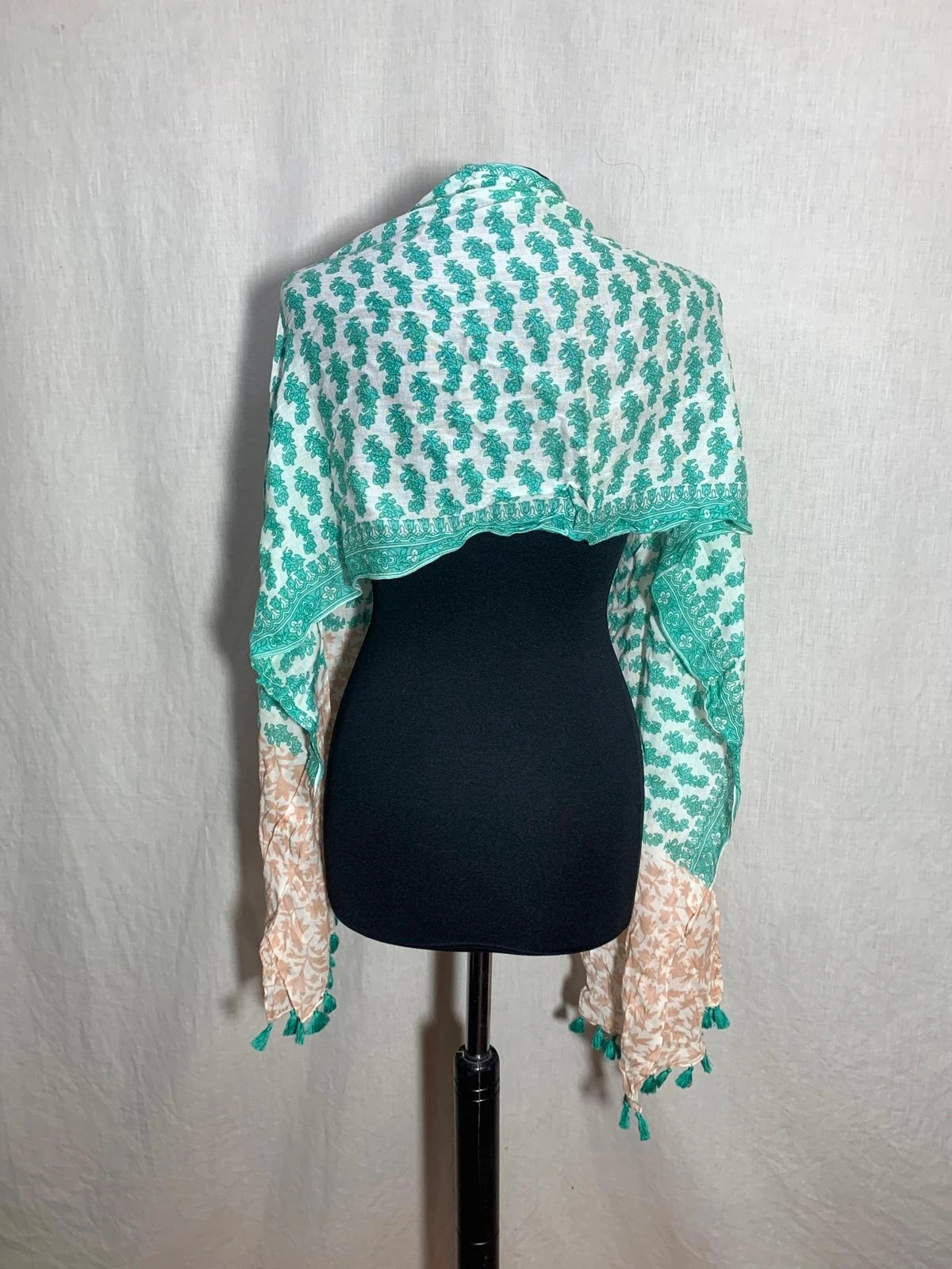 Pañuelo / Fular estampado con borlas | Printed scarf with tassels