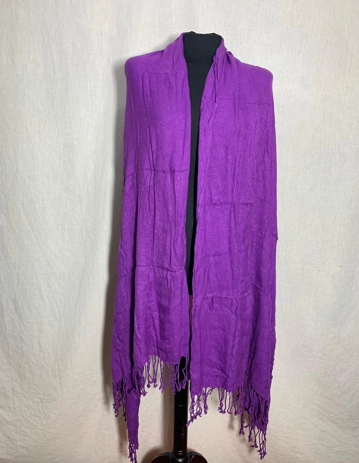 Pañuelo / Chal fino morado con flecos | Purple pashmina shawl