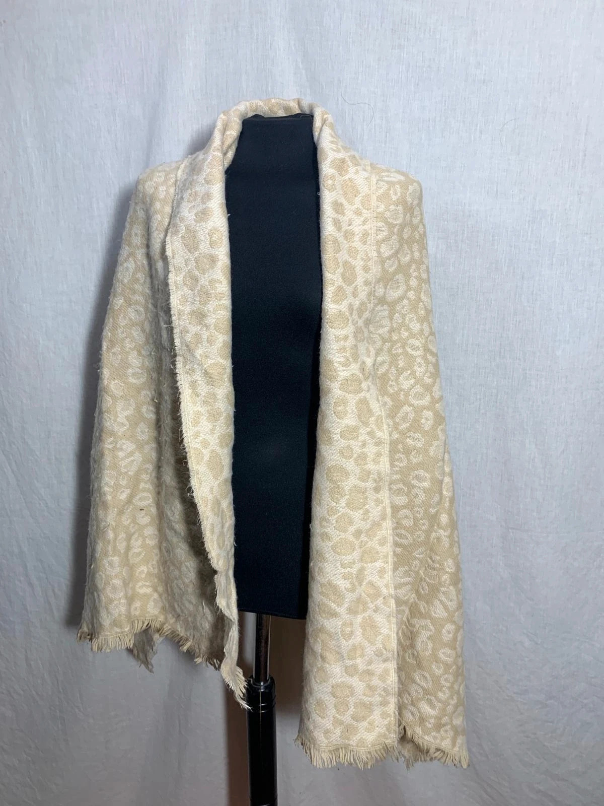 Bufanda / Chal beige estampado leopardo | Beige leopard print oversized scarf | El Corte Inglés – El Corte Inglés