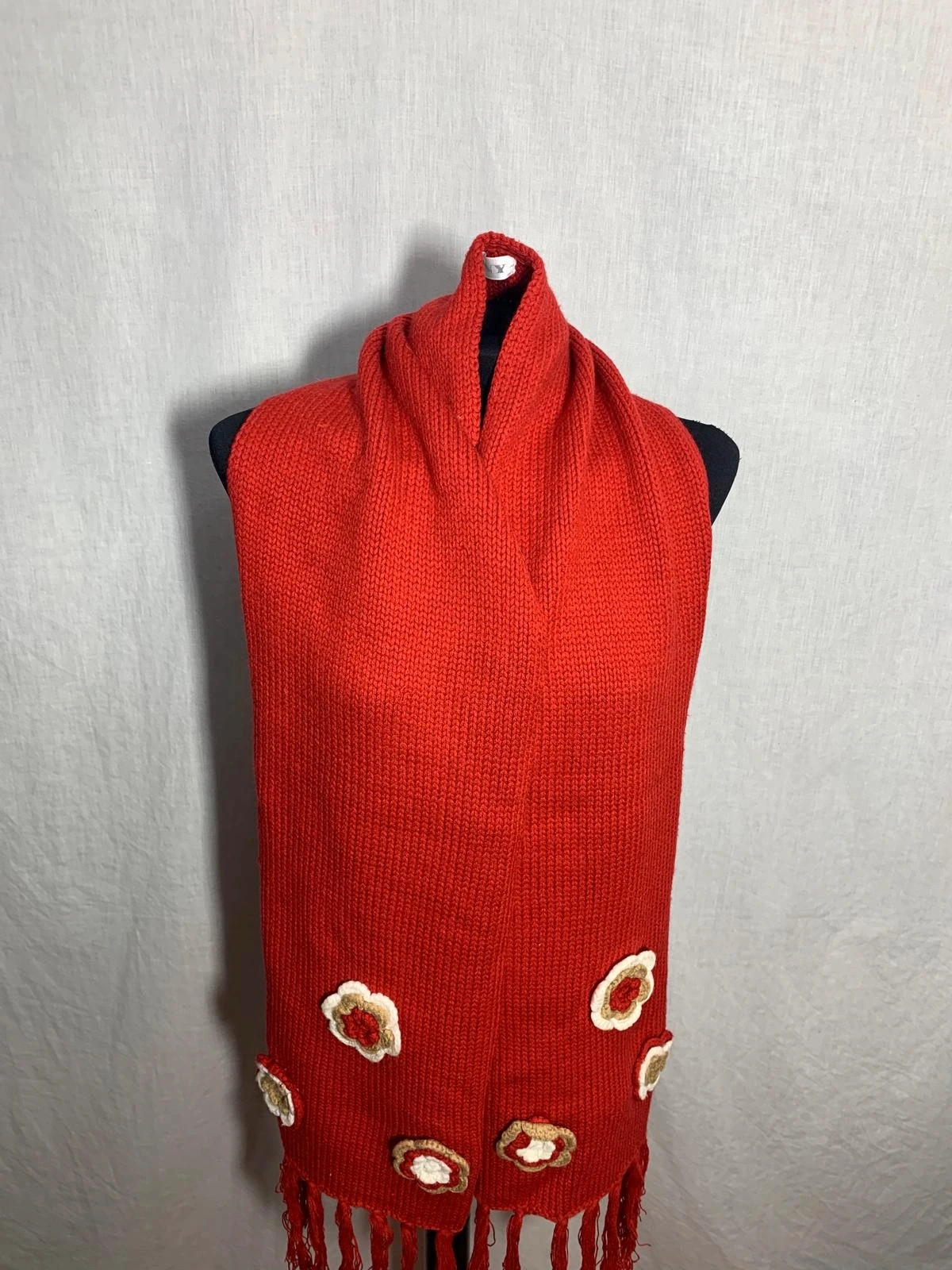 Bufanda roja de punto con flores de ganchillo | Red knitted scarf with crochet flowers | VMNY – VMNY 2