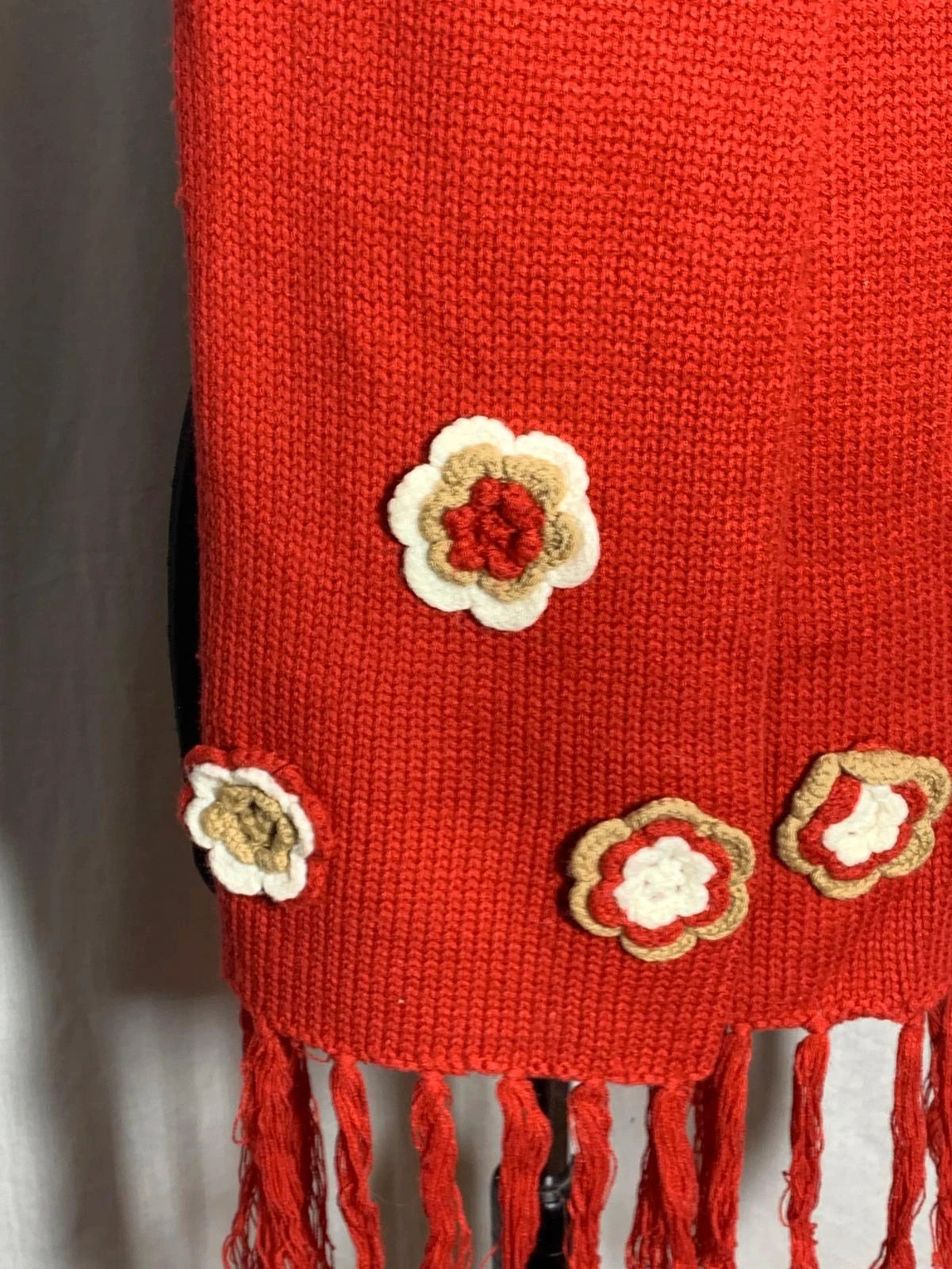 Bufanda roja de punto con flores de ganchillo | Red knitted scarf with crochet flowers | VMNY – VMNY 3