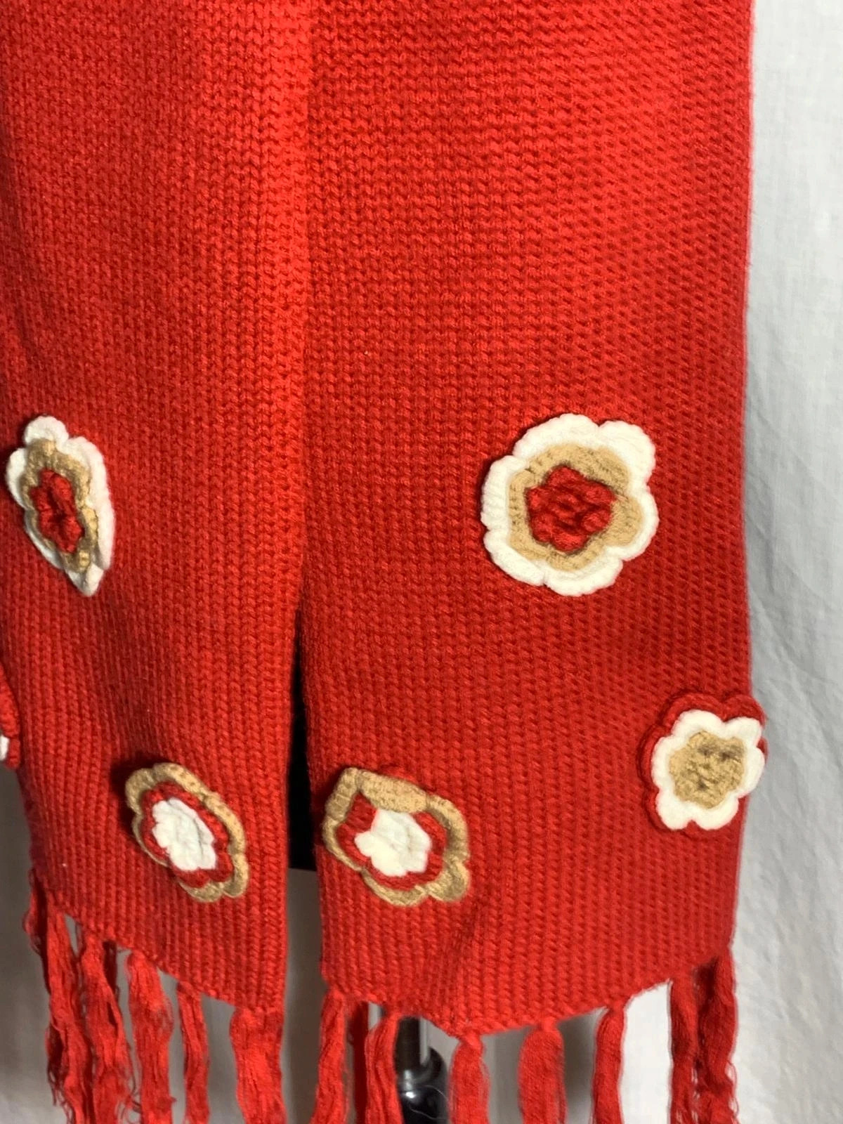 Bufanda roja de punto con flores de ganchillo | Red knitted scarf with crochet flowers | VMNY – VMNY 4
