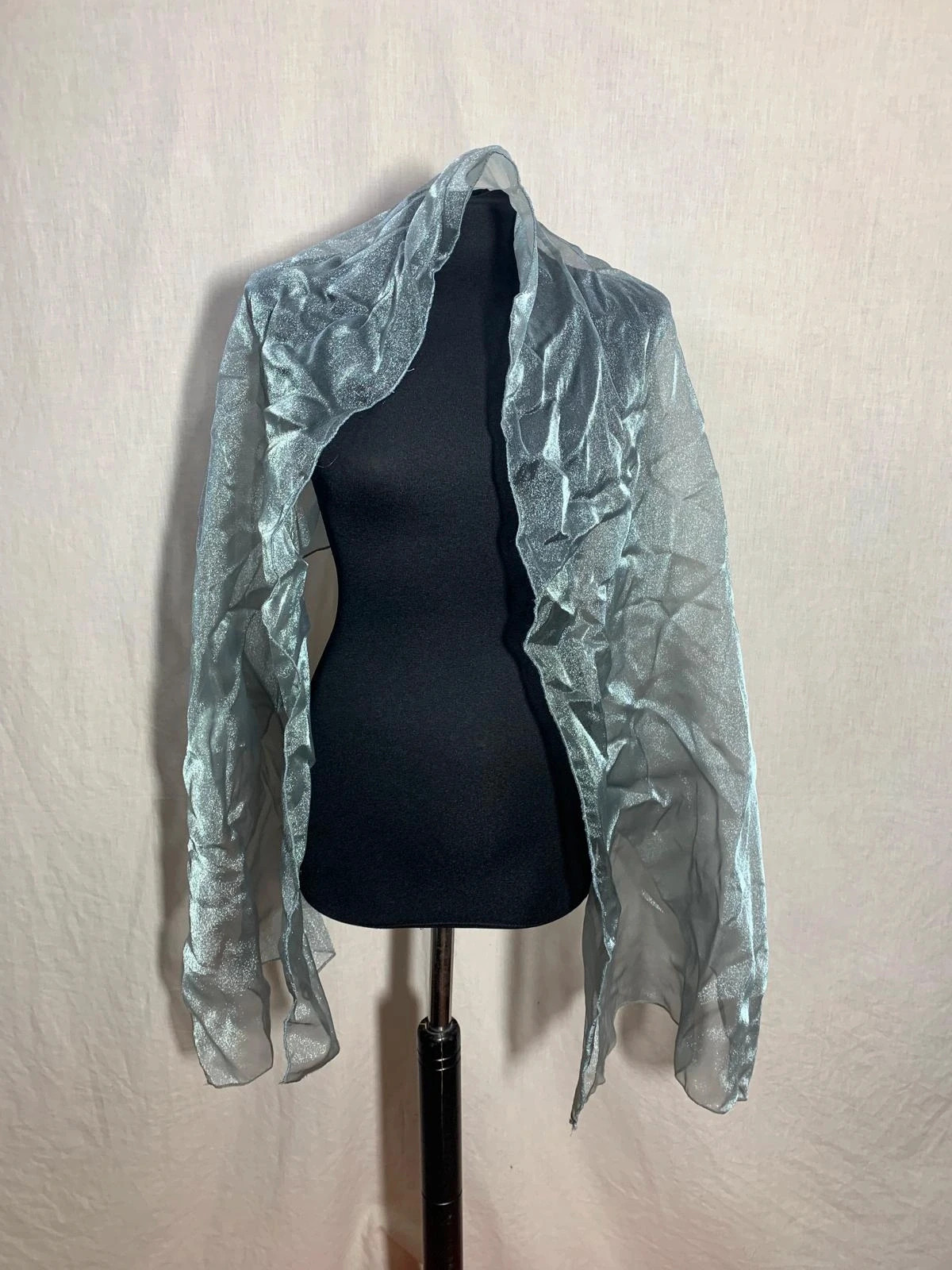 Fular / Chal plateado de organza metalizada | Silver metallic organza shawl / scarf 2
