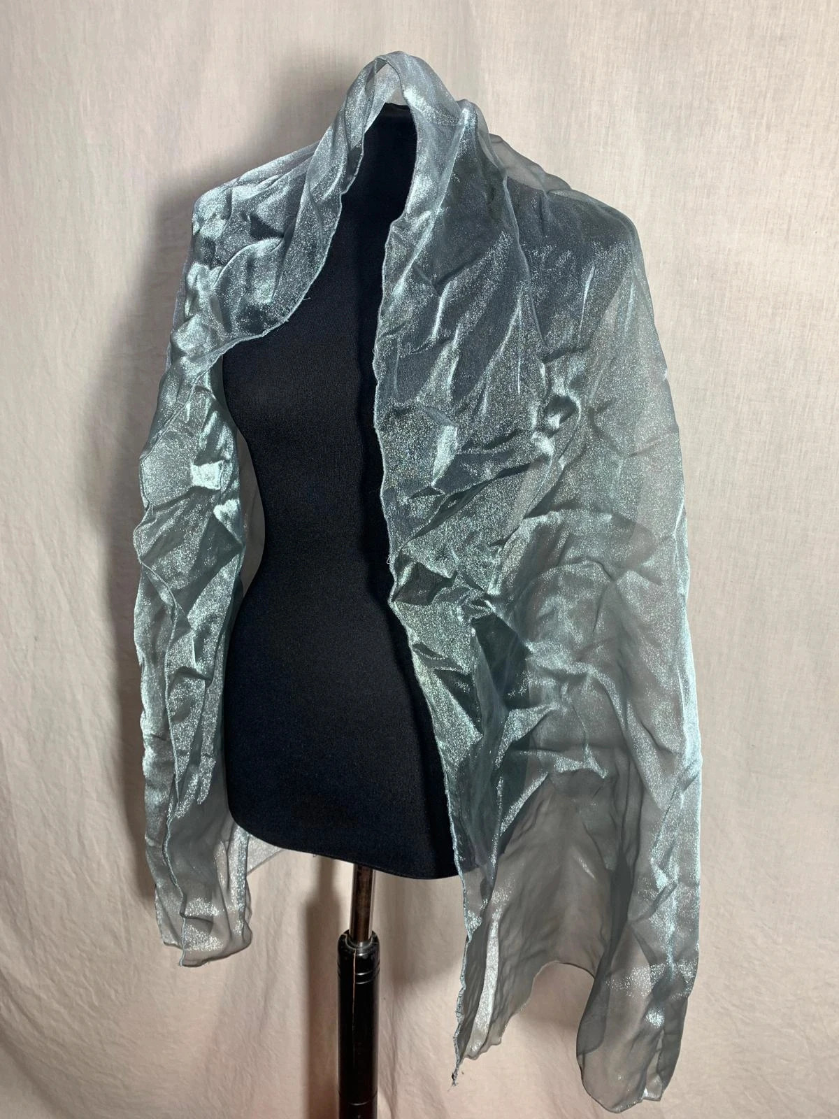 Fular / Chal plateado de organza metalizada | Silver metallic organza shawl / scarf 3