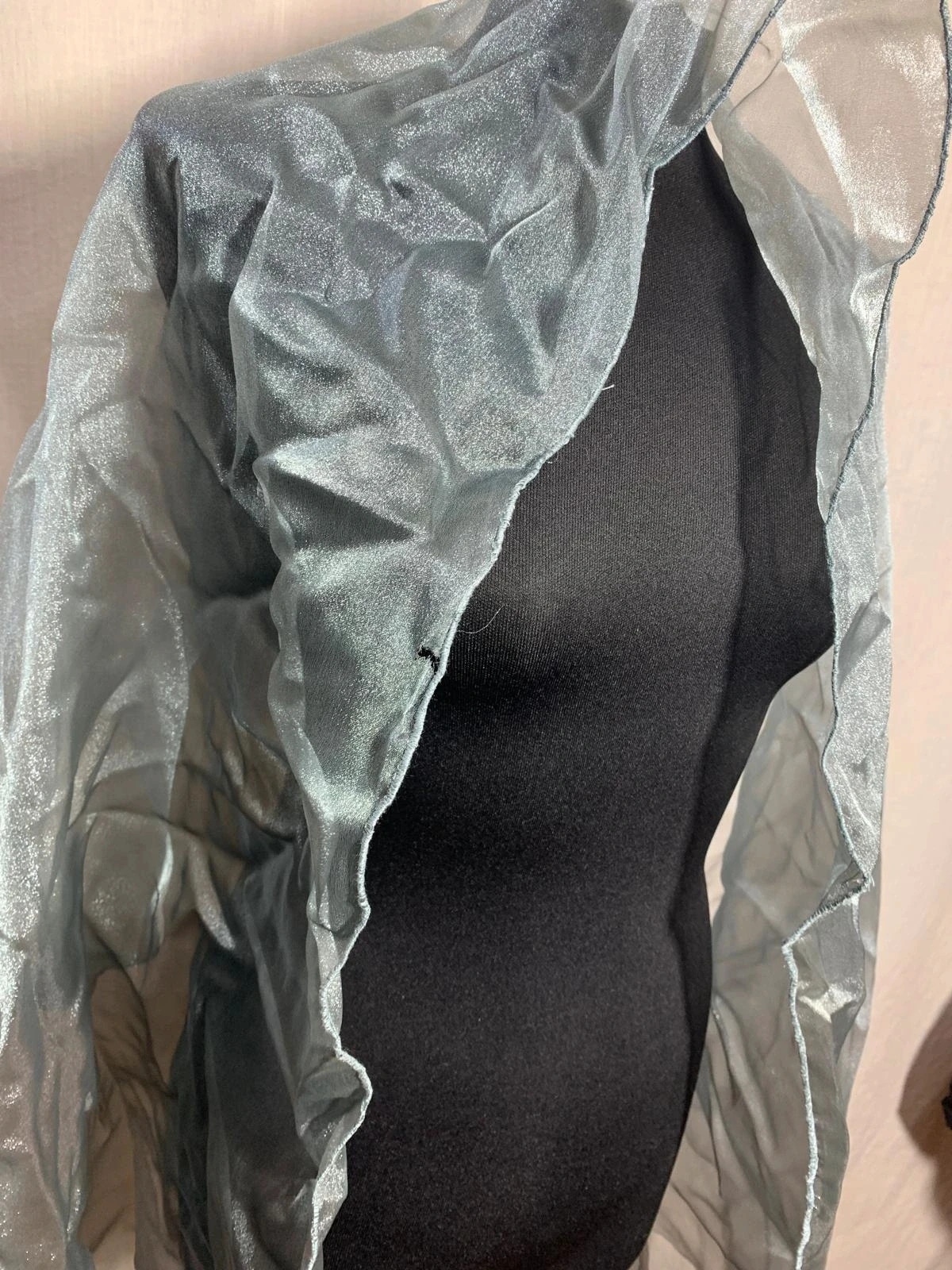 Fular / Chal plateado de organza metalizada | Silver metallic organza shawl / scarf 4