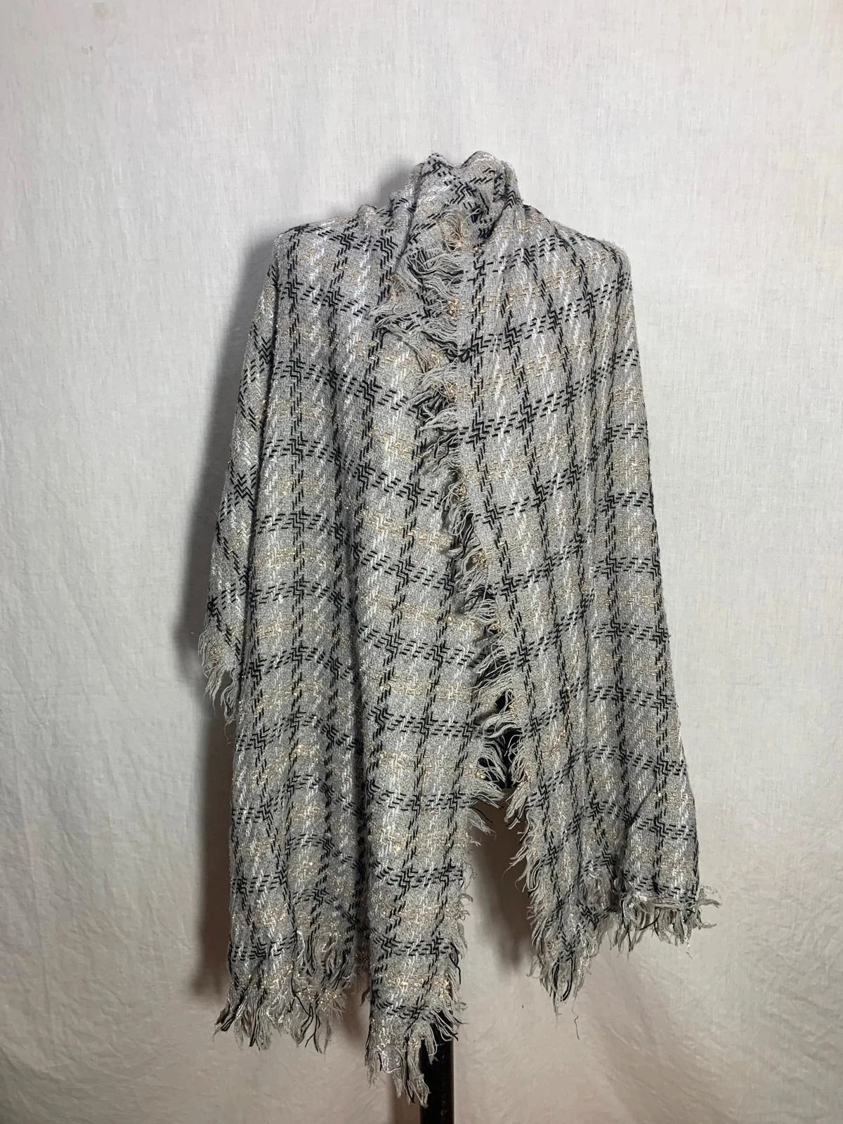 Bufanda / Chal de cuadros con brillo y flecos | Checked oversized scarf / shawl 2