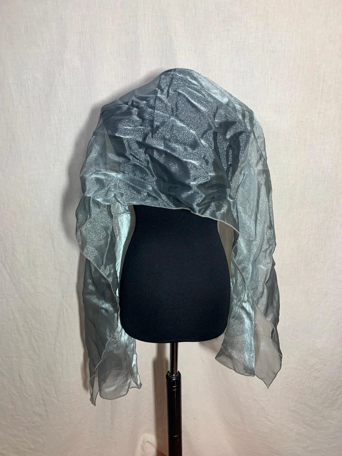 Fular / Chal plateado de organza metalizada | Silver metallic organza shawl / scarf