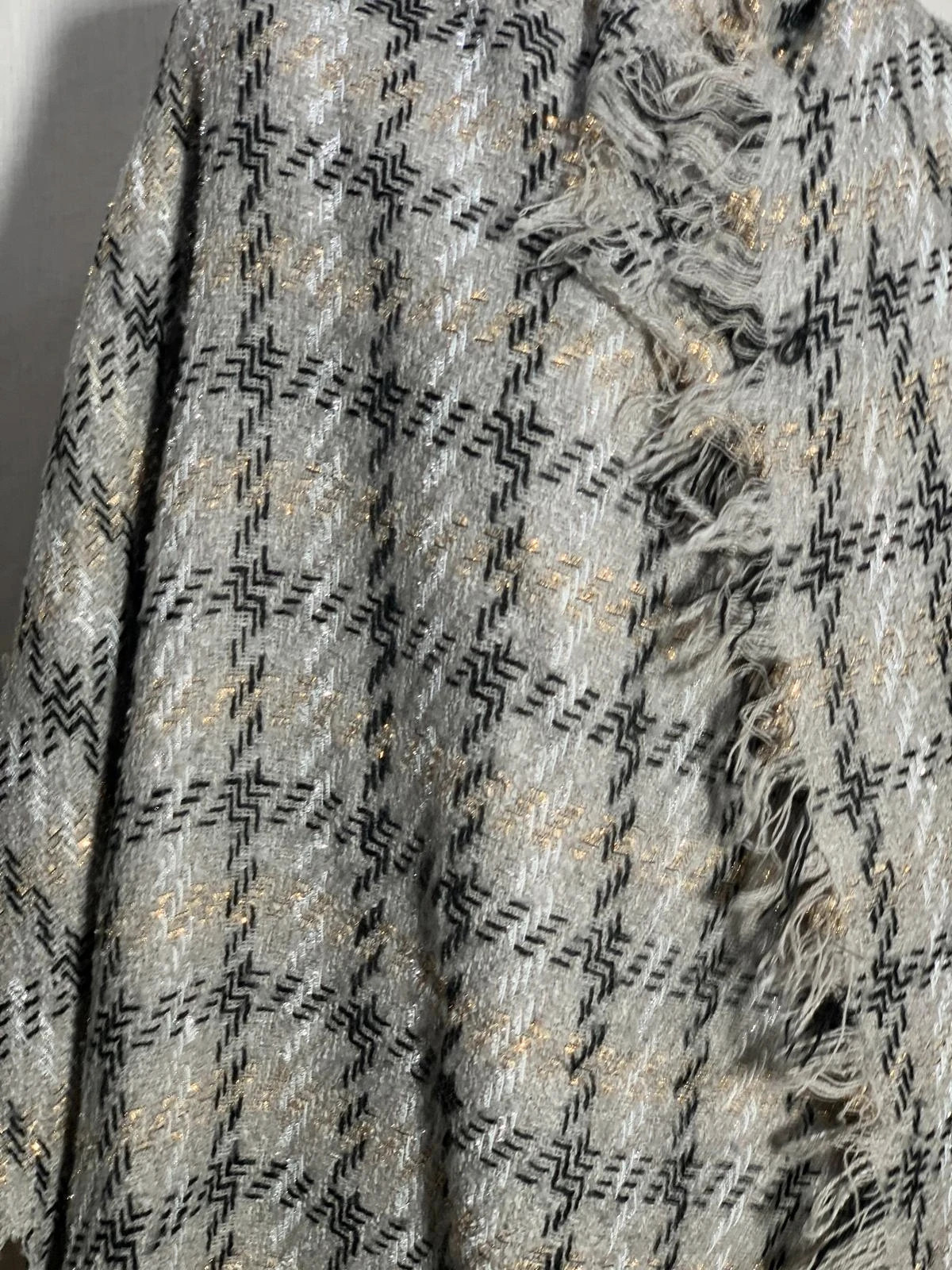 Bufanda / Chal de cuadros con brillo y flecos | Checked oversized scarf / shawl 4