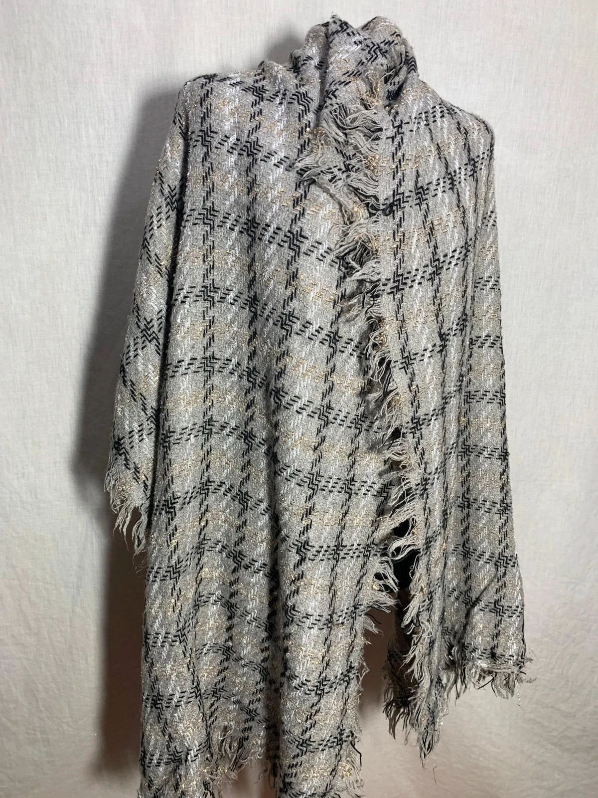 Bufanda / Chal de cuadros con brillo y flecos | Checked oversized scarf / shawl 3