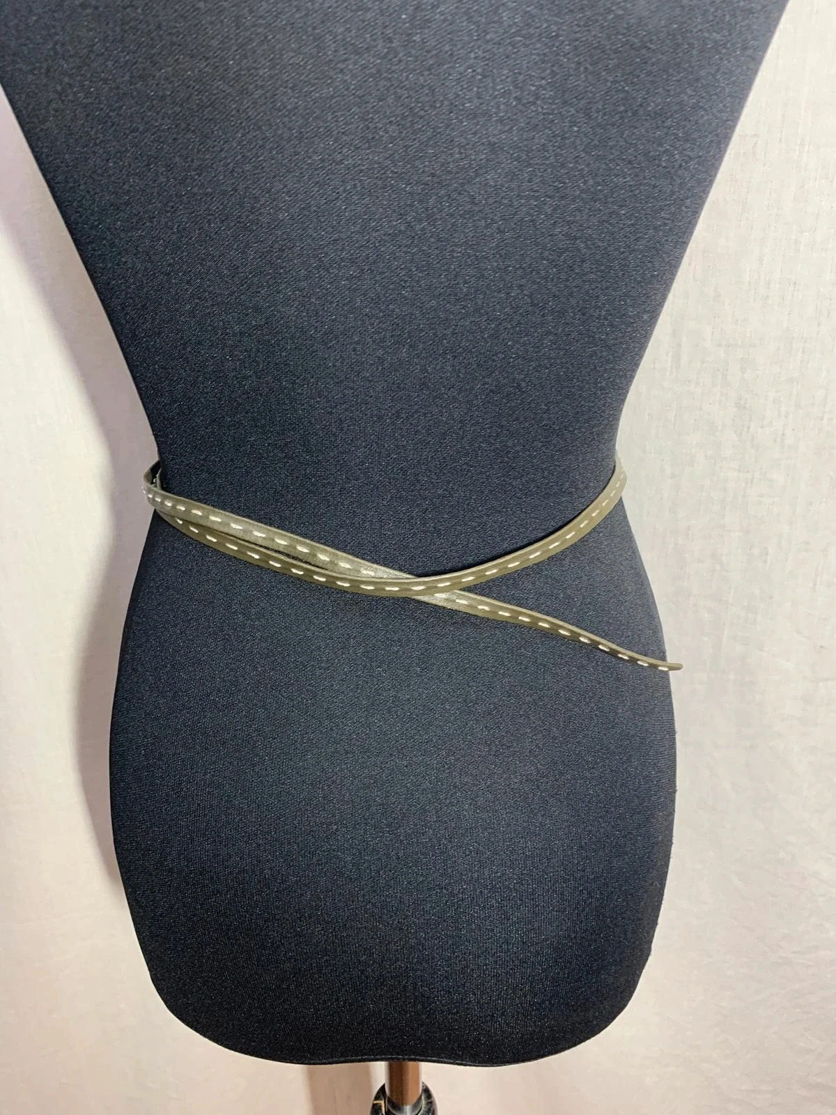 Cinturón fino verde caqui con pespunte blanco | Khaki green skinny belt – taille Ajustable 3