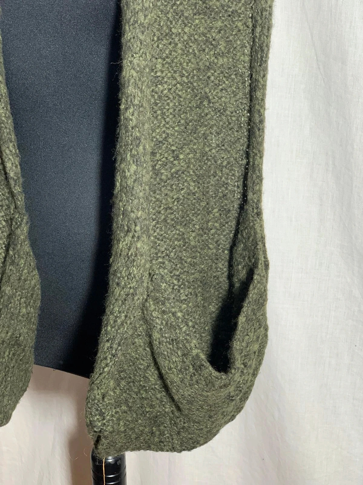 Maxi bufanda / Chal de punto verde caqui con bolsillos | Khaki green scarf / shawl with pockets – Accessories 4