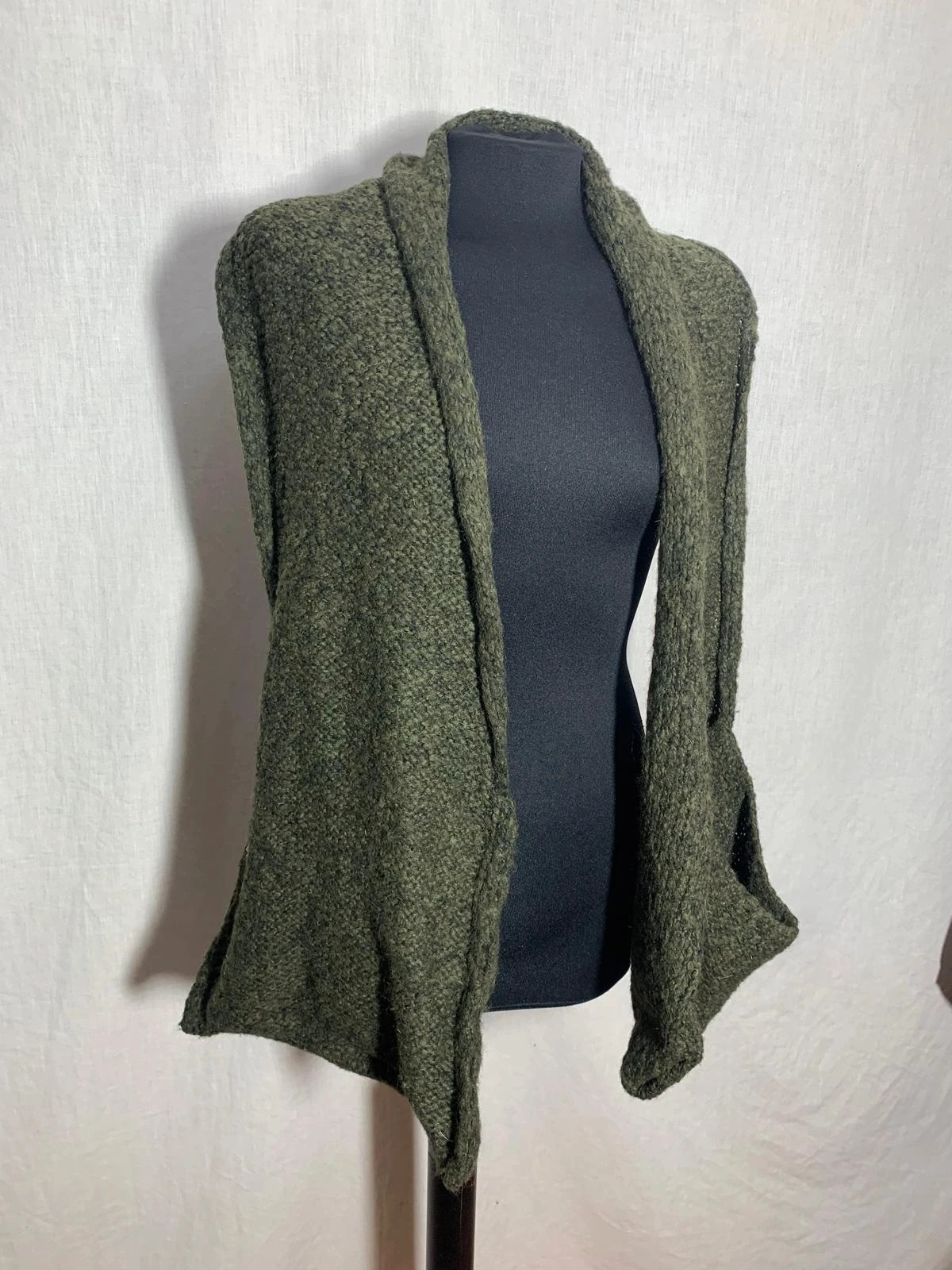 Maxi bufanda / Chal de punto verde caqui con bolsillos | Khaki green scarf / shawl with pockets – Accessories 3