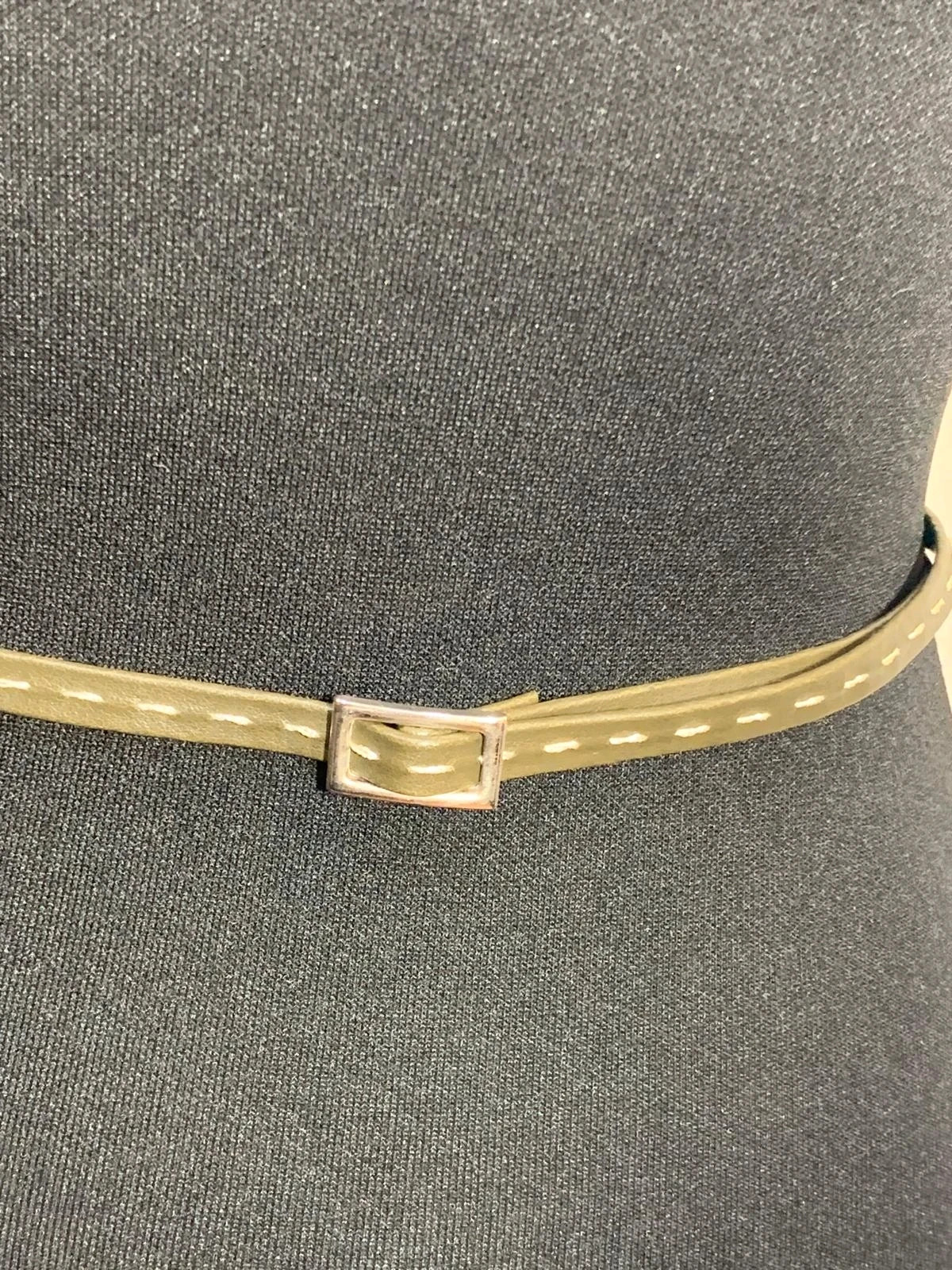 Cinturón fino verde caqui con pespunte blanco | Khaki green skinny belt – taille Ajustable 2