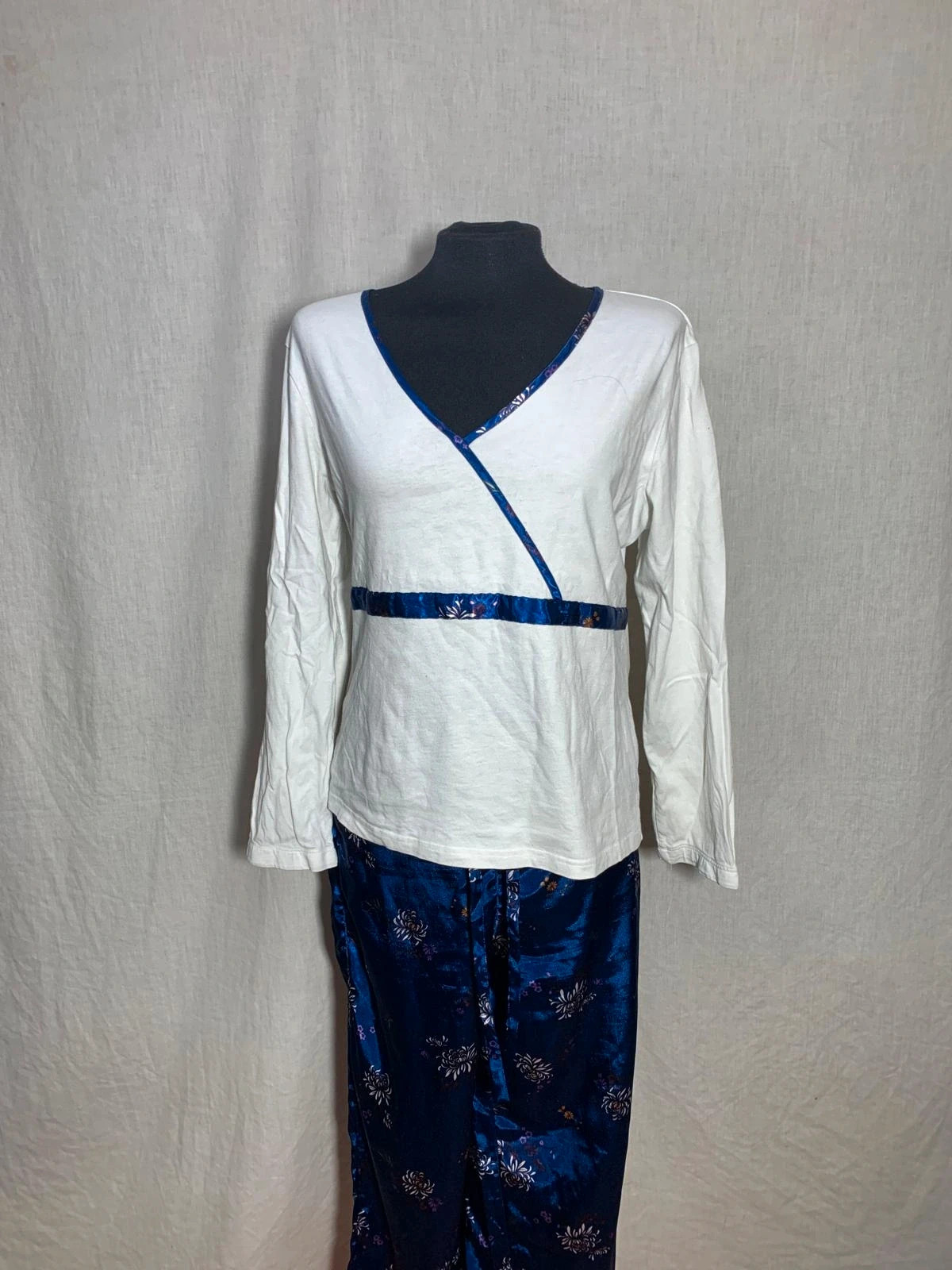 Conjunto de pijama con detalles de satén estilo oriental | Women's satin detail pyjama set | Avon