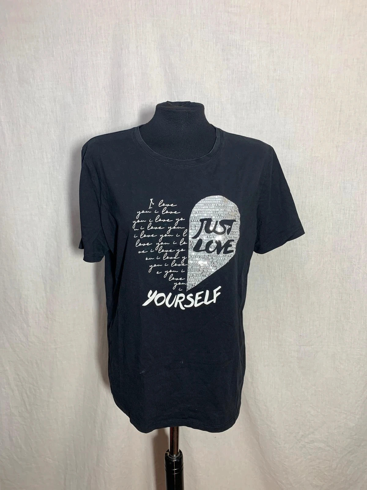 Camiseta negra con lentejuelas y mensaje "Just Love Yourself" | Black sequins t-shirt – Vintage Dressing – taille L / 40 / 12