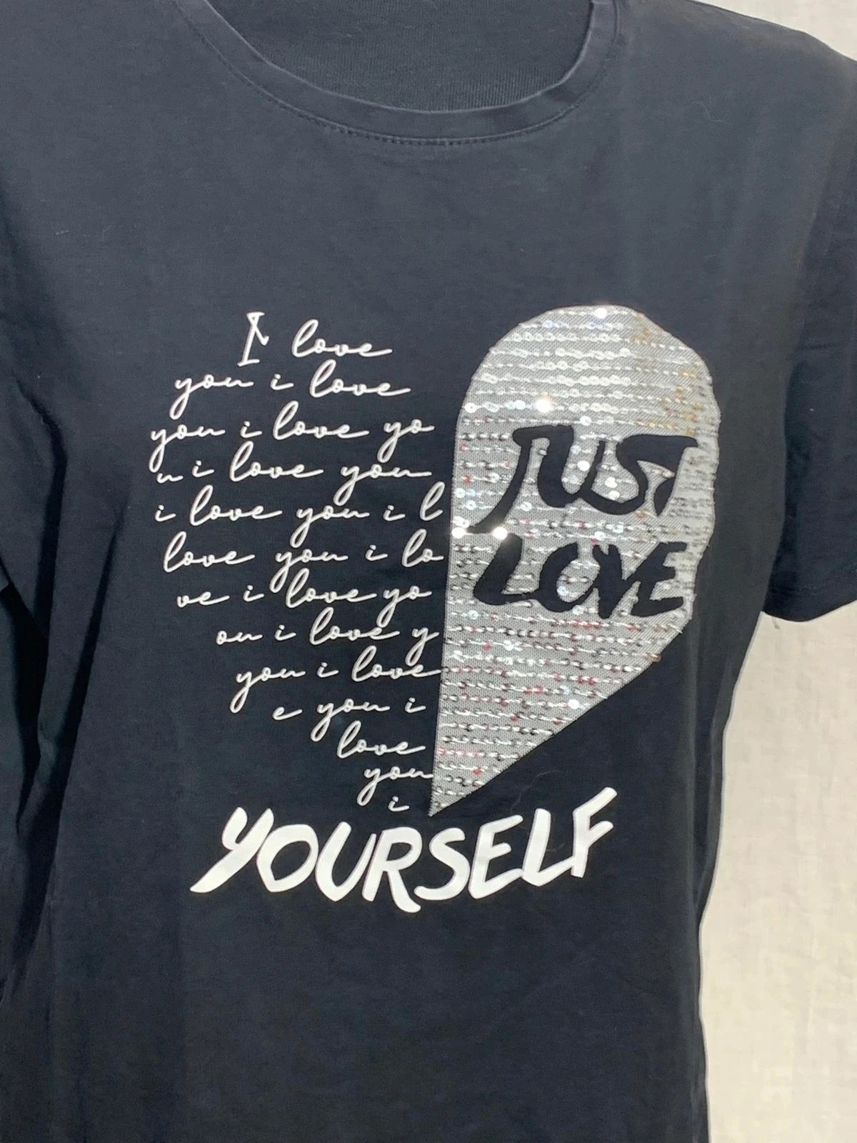 Camiseta negra con lentejuelas y mensaje "Just Love Yourself" | Black sequins t-shirt – Vintage Dressing – taille L / 40 / 12 4