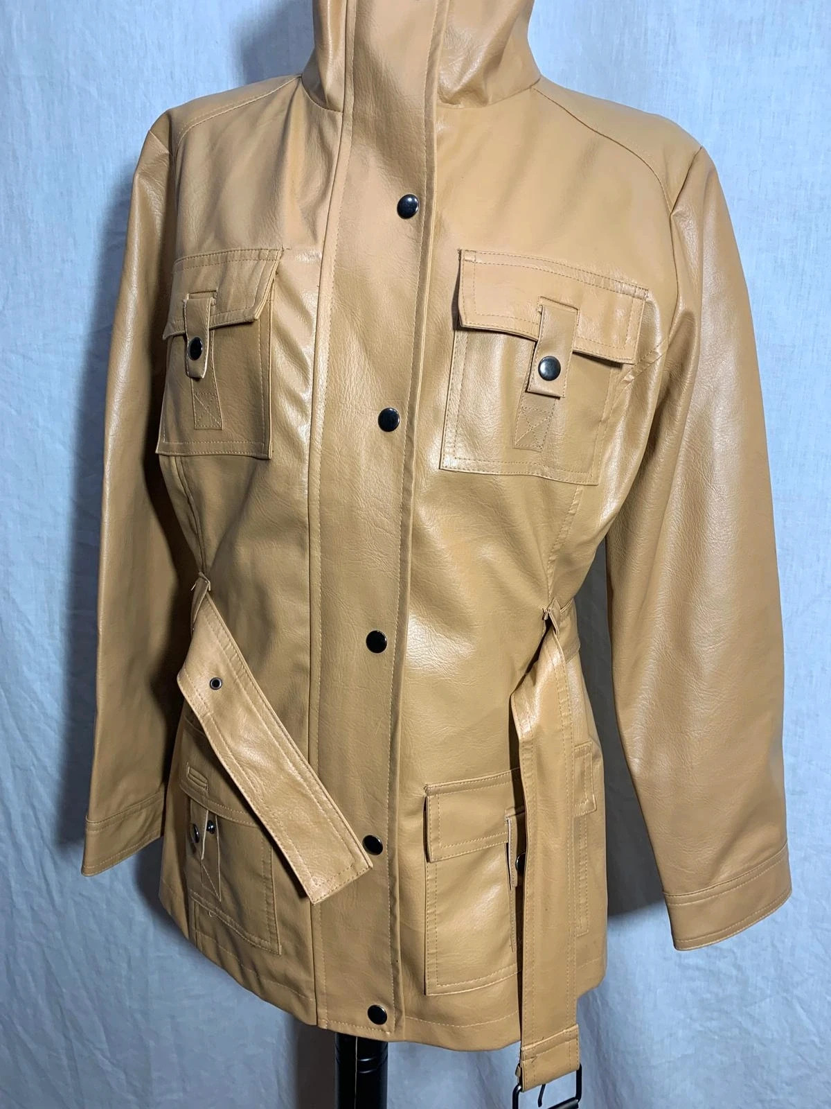 Parka de piel sintética camel con cinturón | Beige faux leather jacket with belt | Carla Ricci – Vintage Dressing – taille XL / 42 / 14 3
