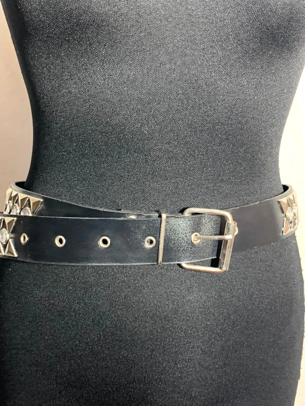 Cinturón negro con tachuelas geométricas y piedras brillantes | Rhinestone studded belt – taille Ajustable 3