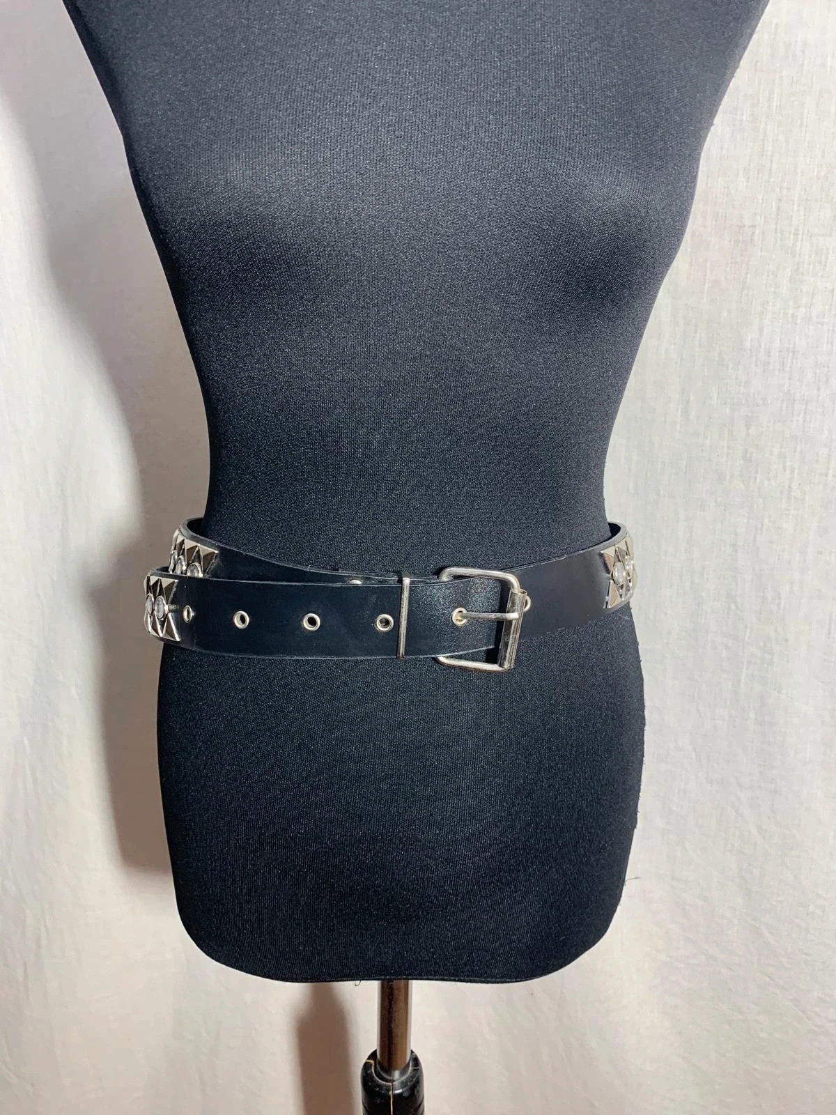 Cinturón negro con tachuelas geométricas y piedras brillantes | Rhinestone studded belt – taille Ajustable 2