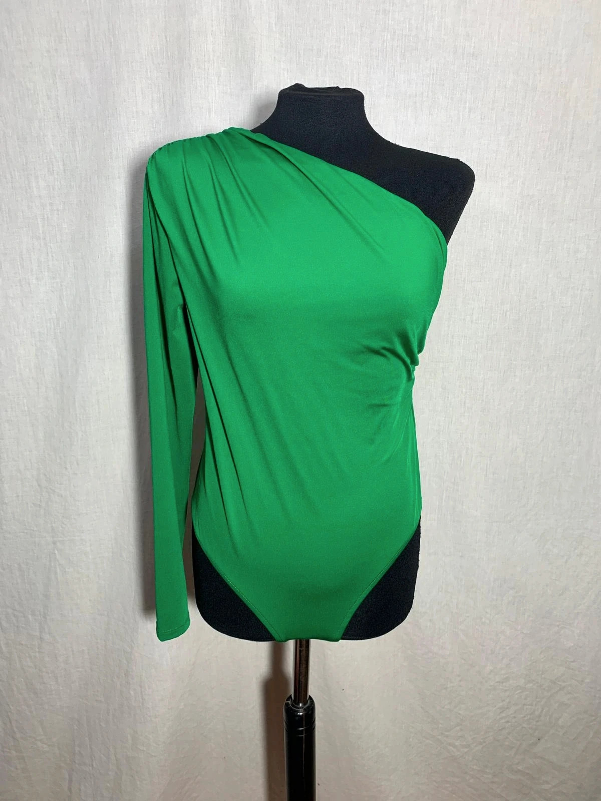 Body asimétrico de una manga verde | Green one-shoulder bodysuit | Zara – Zara – taille L / 40 / 12