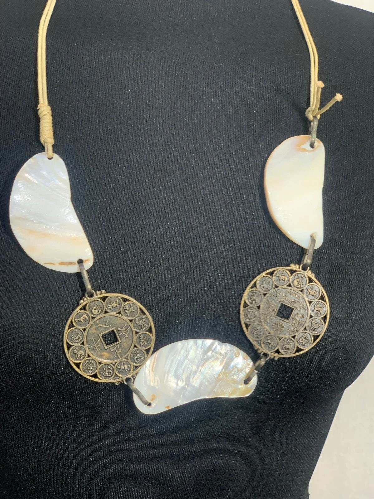 Collar de cordón con placas de nácar y medallas étnicas | Mother of pearl and ethnic medal necklace 2