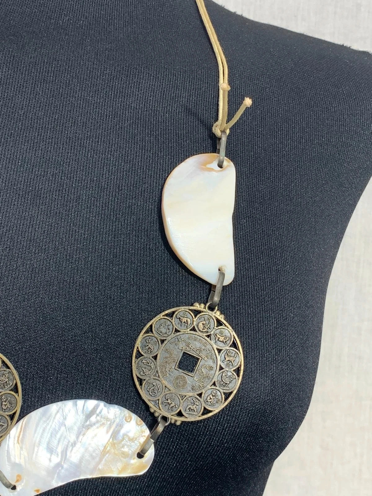 Collar de cordón con placas de nácar y medallas étnicas | Mother of pearl and ethnic medal necklace 4