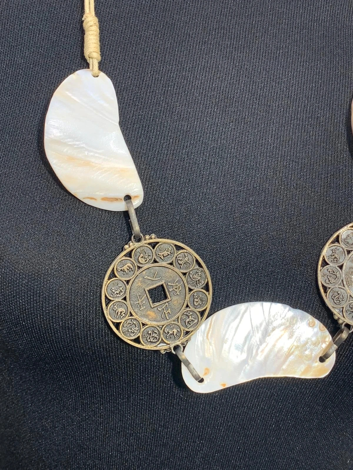 Collar de cordón con placas de nácar y medallas étnicas | Mother of pearl and ethnic medal necklace 3