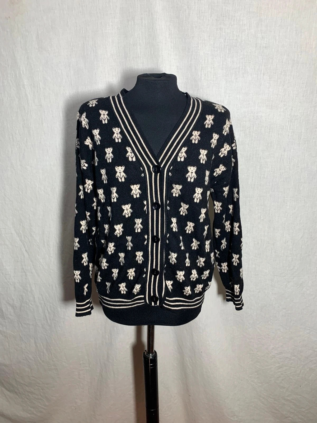 Cárdigan negro de punto con estampado de ositos | Black Teddy bear printed knit cardigan | Tiramisú