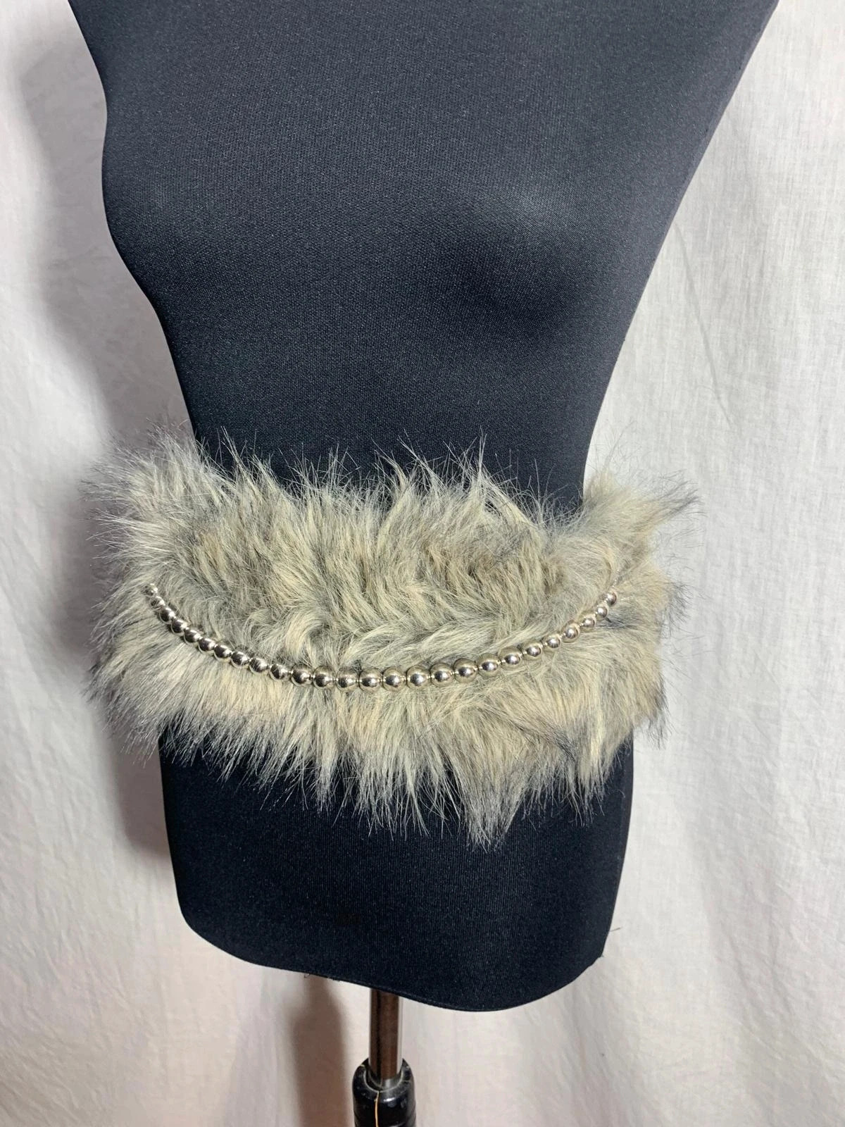 Cinturón de pelo sintético con cadena y apliques | Faux fur belt with chain | Y2K – taille Ajustable 2