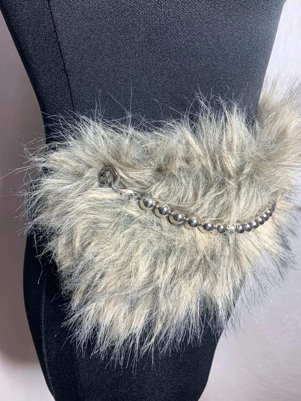 Cinturón de pelo sintético con cadena y apliques | Faux fur belt with chain | Y2K – taille Ajustable 4