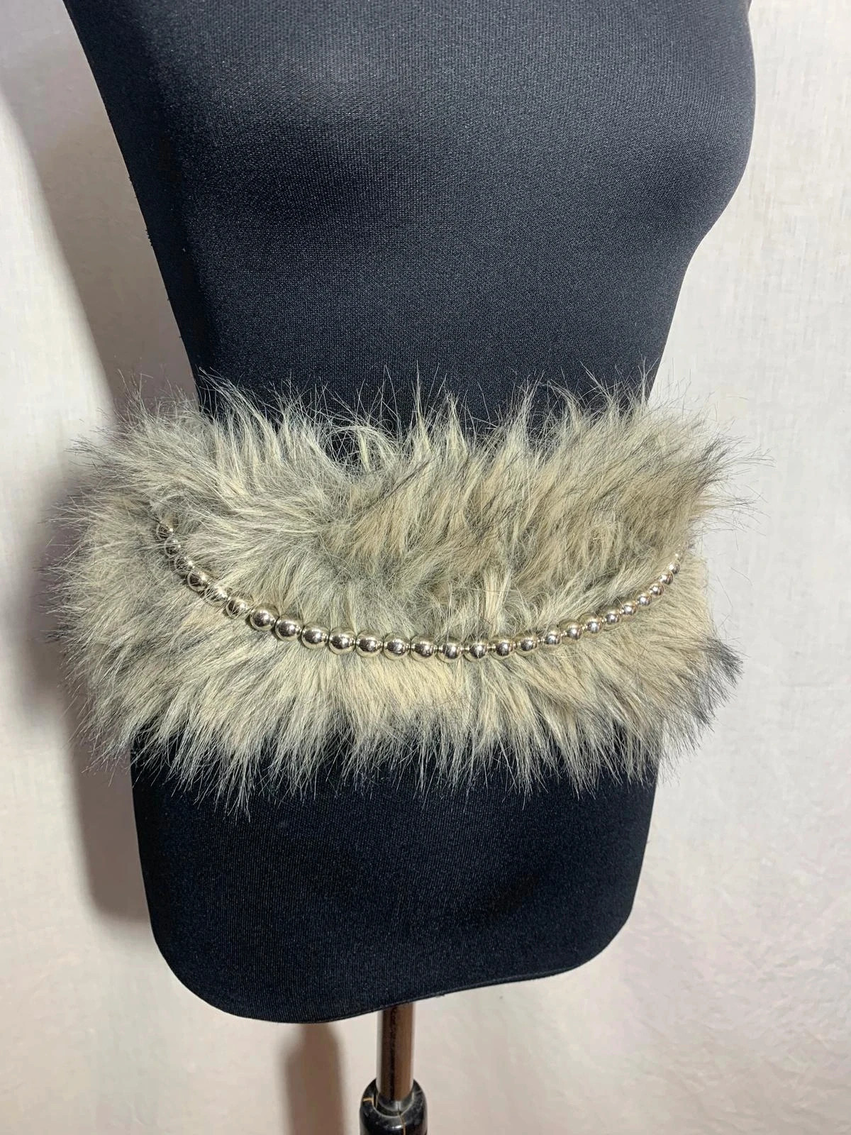 Cinturón de pelo sintético con cadena y apliques | Faux fur belt with chain | Y2K – taille Ajustable 3