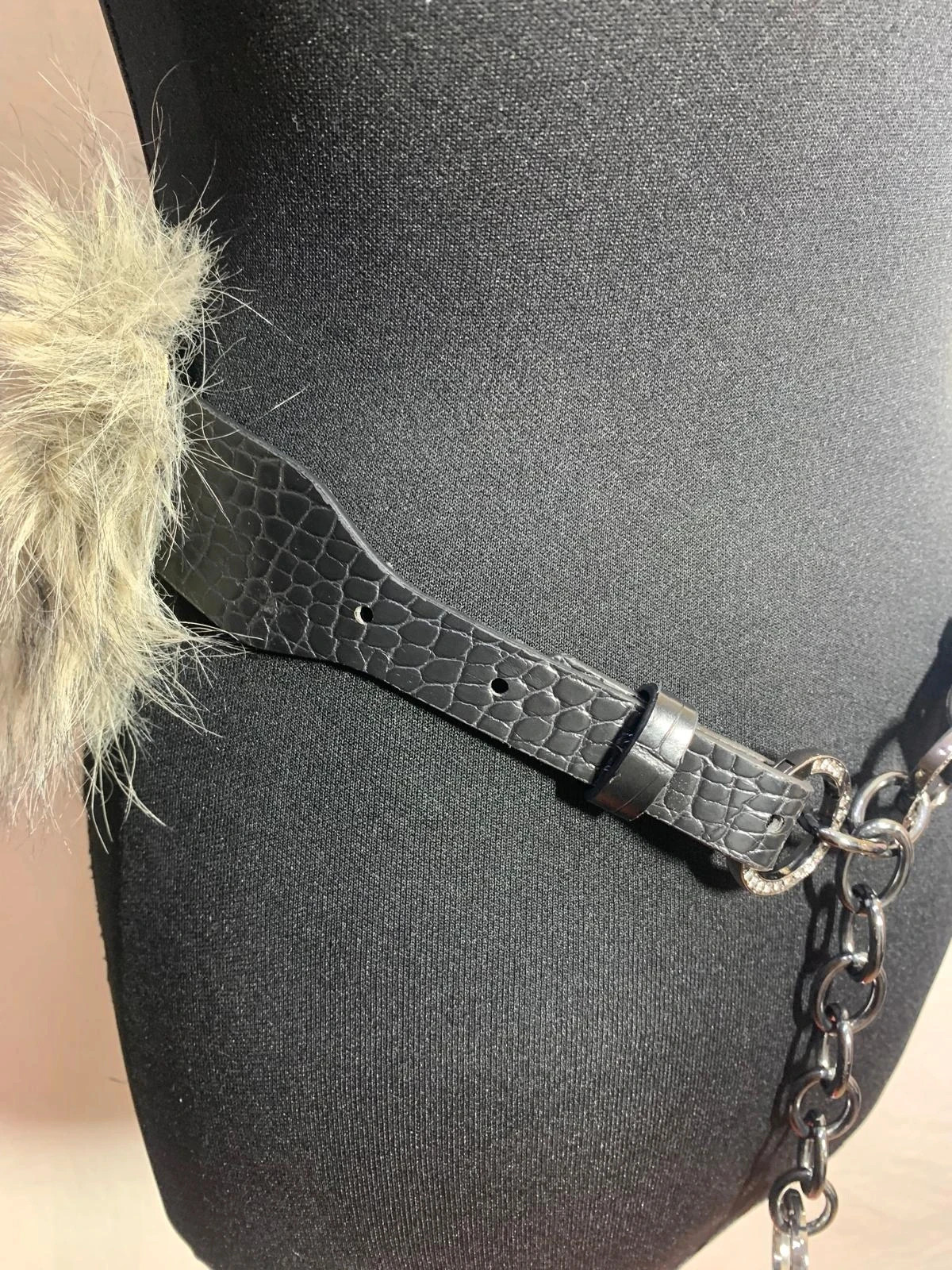 Cinturón de pelo sintético con cadena y apliques | Faux fur belt with chain | Y2K – taille Ajustable 5